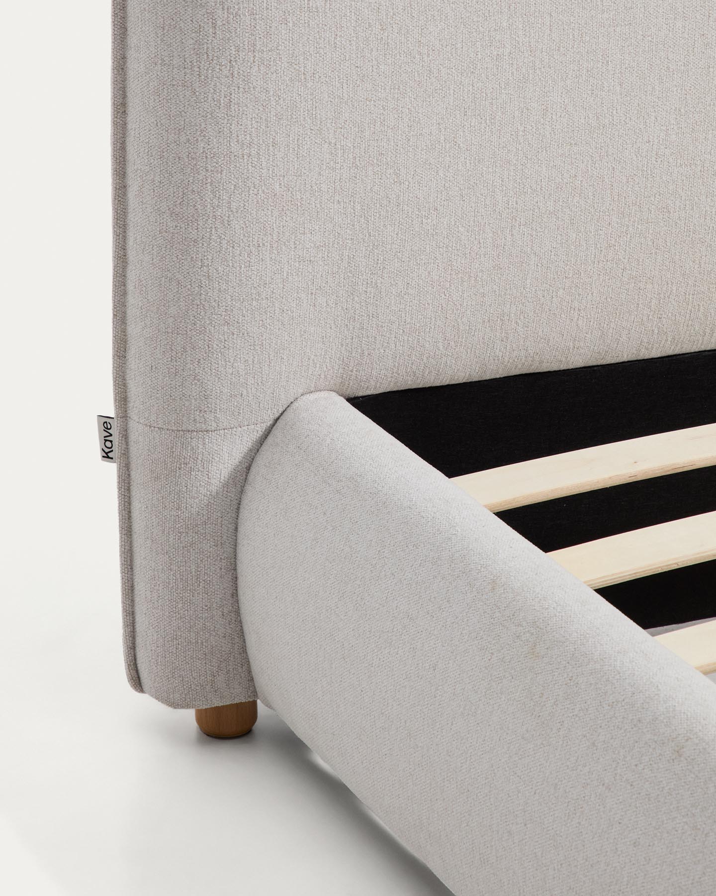 Bett Elerio mit ecrufarbener Chenille für Matratzengrösse 150 x 200 cm in Ecru präsentiert im Onlineshop von KAQTU Design AG. Bett ist von Kave Home