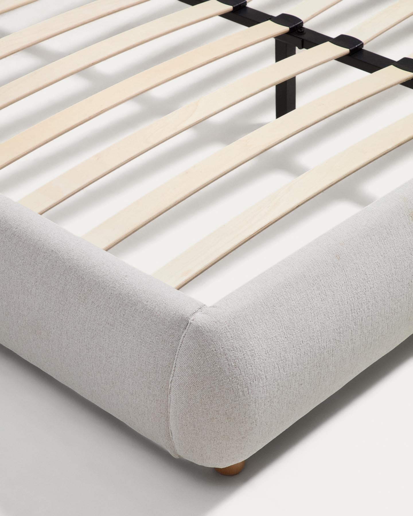 Bett Elerio mit ecrufarbener Chenille für Matratzengrösse 150 x 200 cm in Ecru präsentiert im Onlineshop von KAQTU Design AG. Bett ist von Kave Home