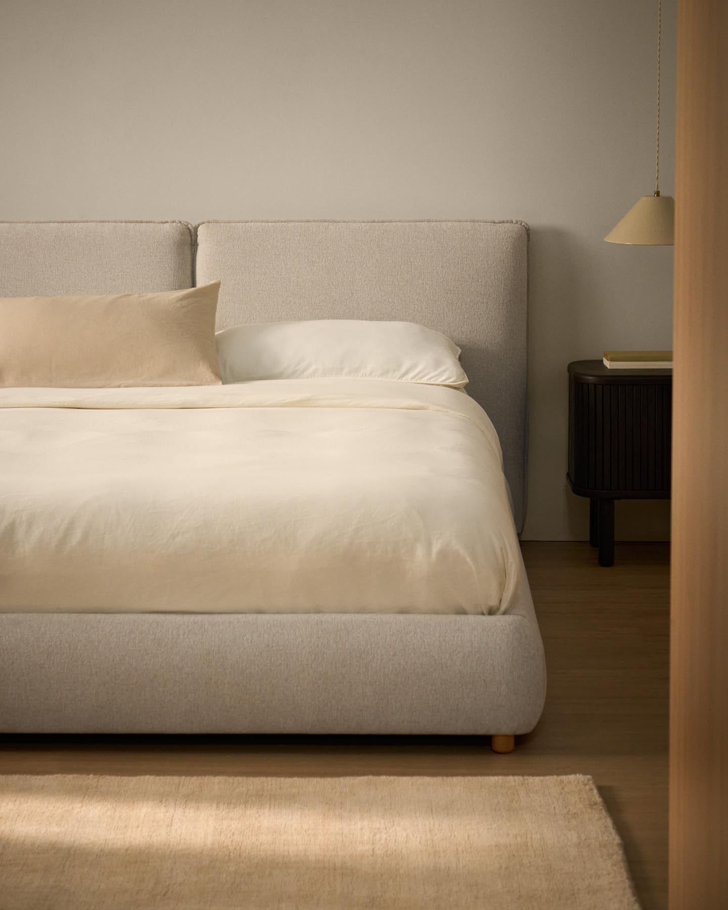 Bett Elerio mit ecrufarbener Chenille für Matratzengrösse 150 x 200 cm in Ecru präsentiert im Onlineshop von KAQTU Design AG. Bett ist von Kave Home