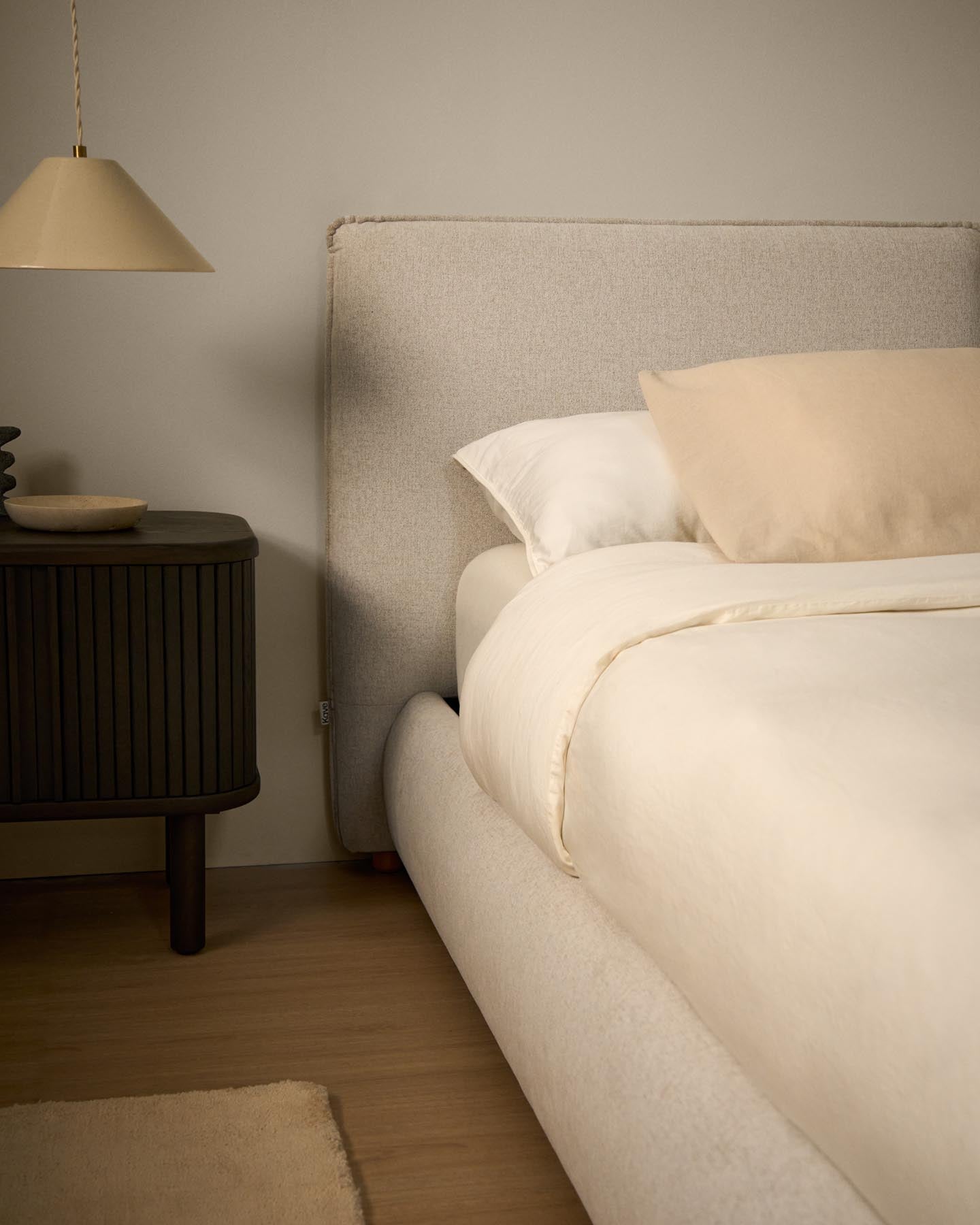 Bett Elerio mit ecrufarbener Chenille für Matratzengrösse 180 x 200 cm in Ecru präsentiert im Onlineshop von KAQTU Design AG. Bett ist von Kave Home