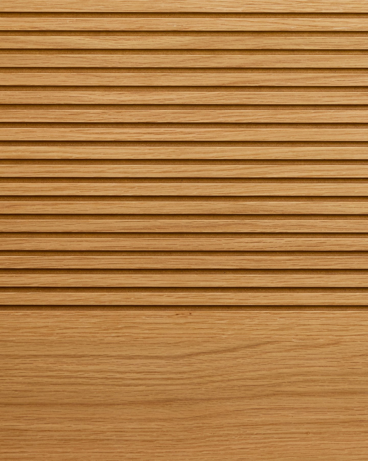 Bettkopfteil Norlen aus Eichenfurnier in Braun mit runden Ecken, horizontaler Linienfräsung und integriertem LED-Lichtband im oberen Bereich.