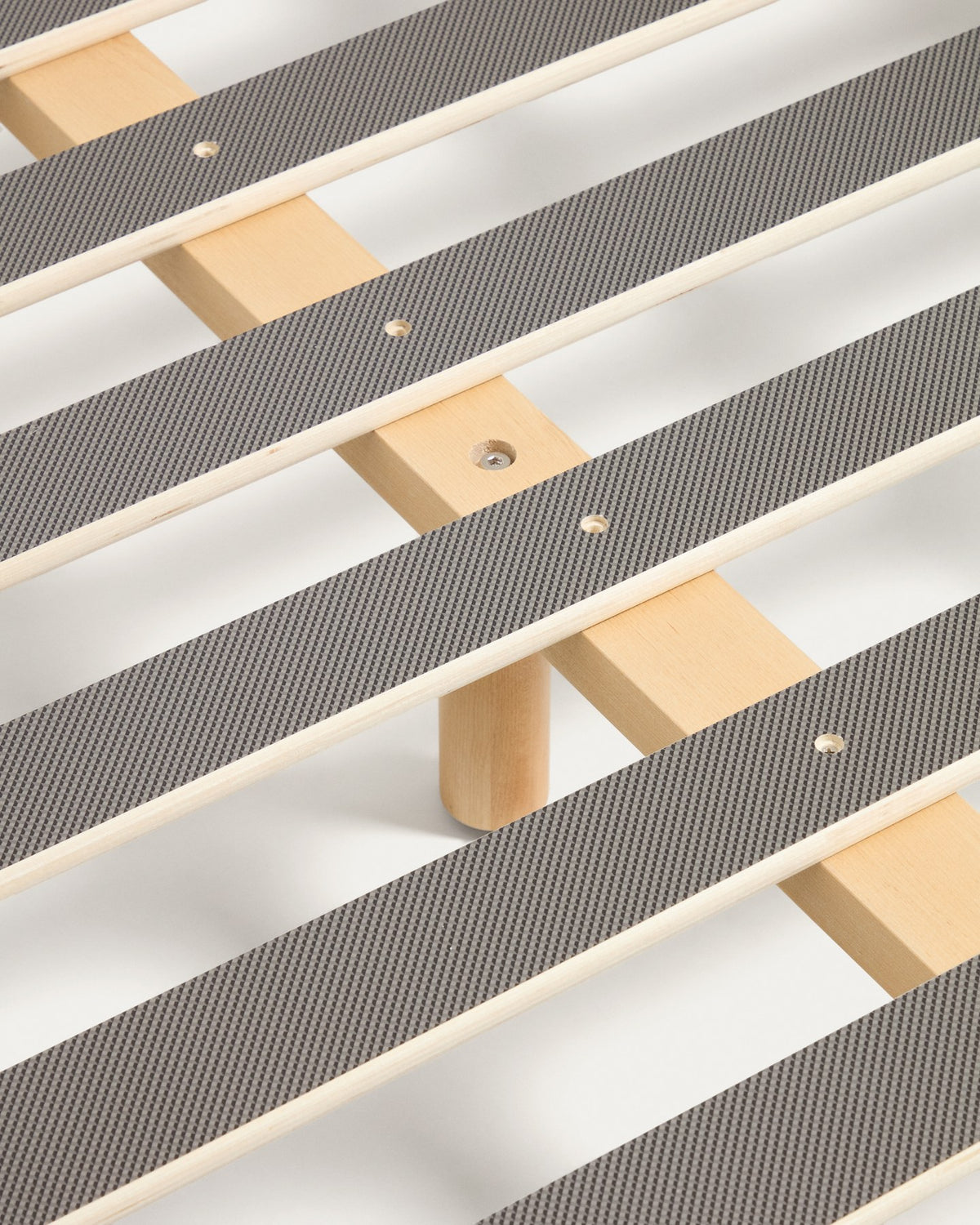 Bettunterbau Norlen aus Eichenfurnier mit Lattenrost, neun Beinen aus Birkenholz und Nussbaumfurnier, für Matratzen 180x200 cm.