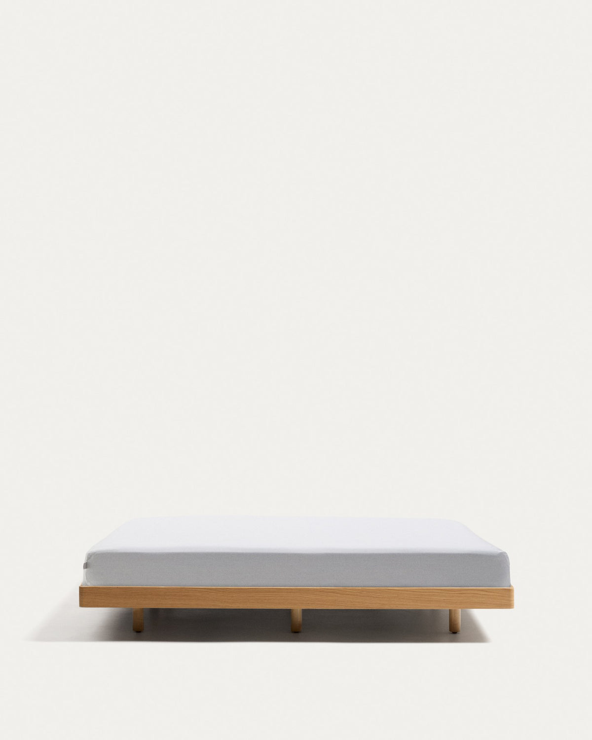 Bettunterbau Norlen aus Eichenfurnier mit naturfarbenem Finish, abgerundete Ecken, neun Holzbeine, sichtbarer Lattenrost, Kave Home