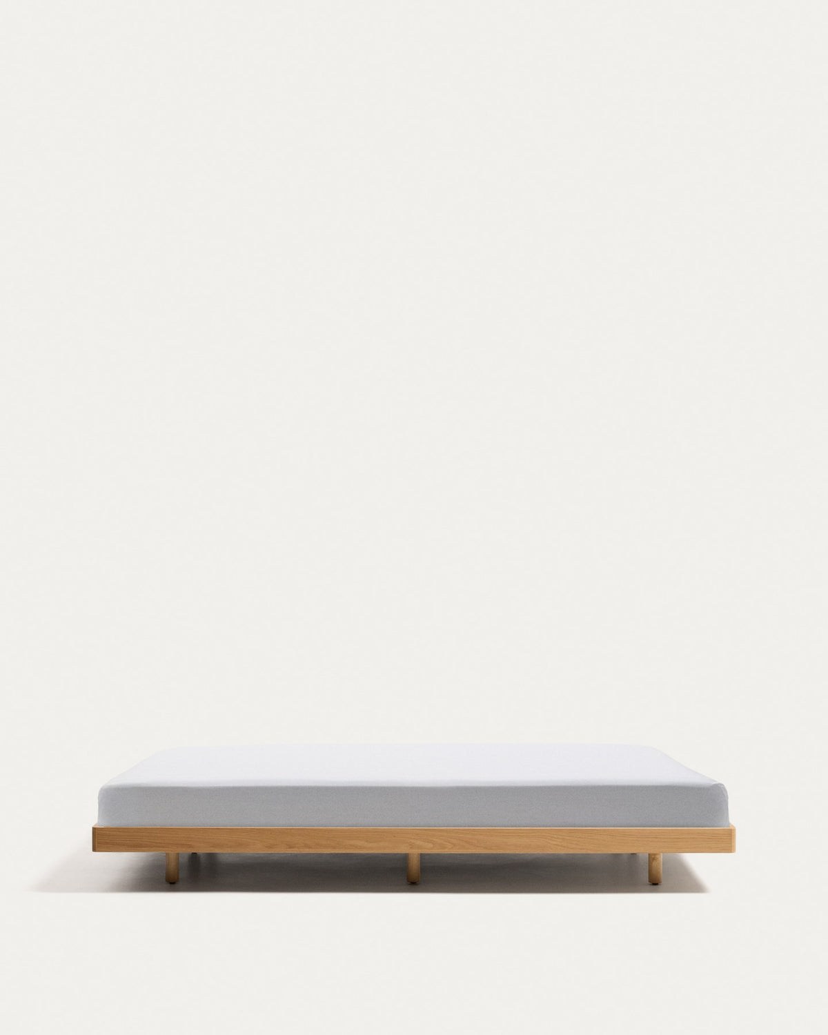 Bettunterbau Norlen aus Eichenfurnier mit naturfarbenem Finish, abgerundete Ecken, neun Holzbeine, sichtbarer Lattenrost, Kave Home
