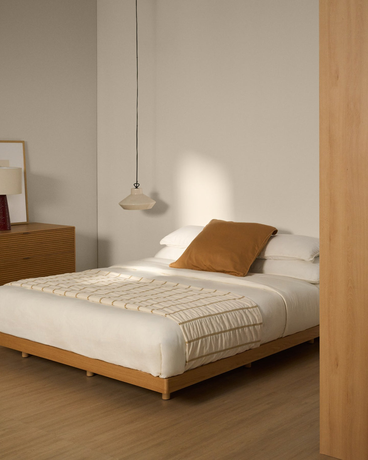 Bettunterbau Norlen aus Eichenfurnier mit naturfarbenem Finish, abgerundete Ecken, neun Holzbeine, sichtbarer Lattenrost, Kave Home