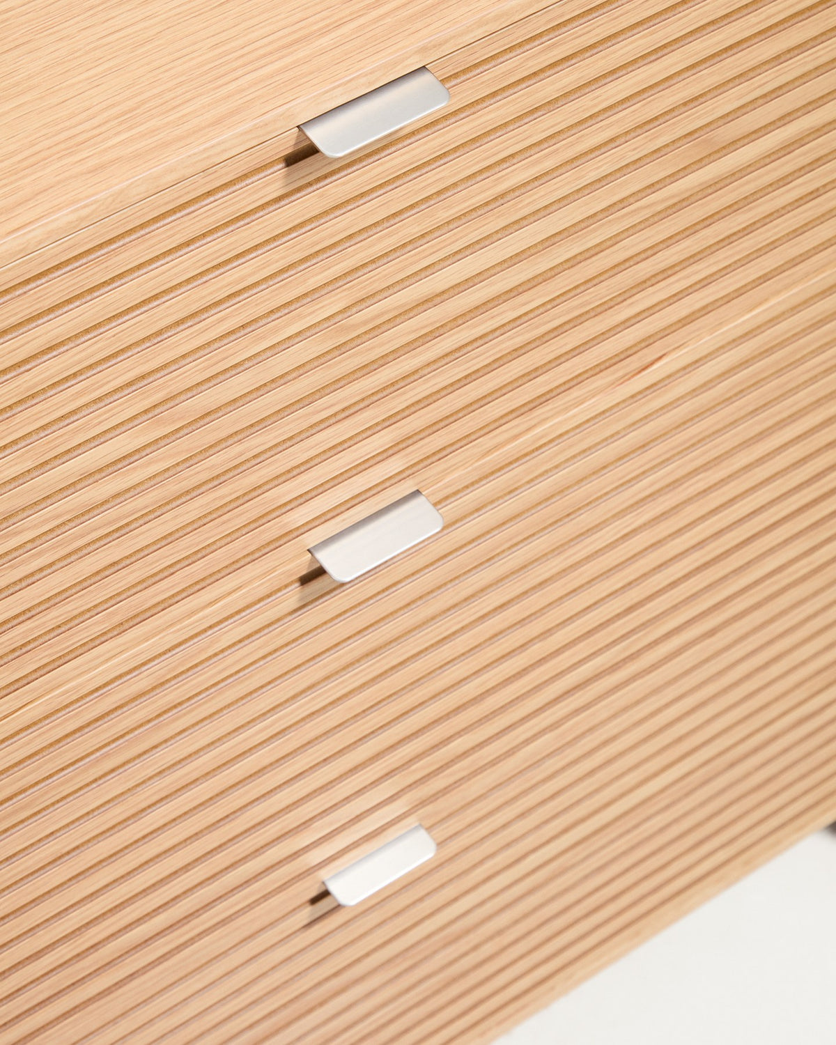 Braune Kommode Norlen mit 3 Schubladen aus Eichenfurnier und MDF, abgerundete Ecken, Griffe aus gebürstetem Edelstahl, Stellfüssen.