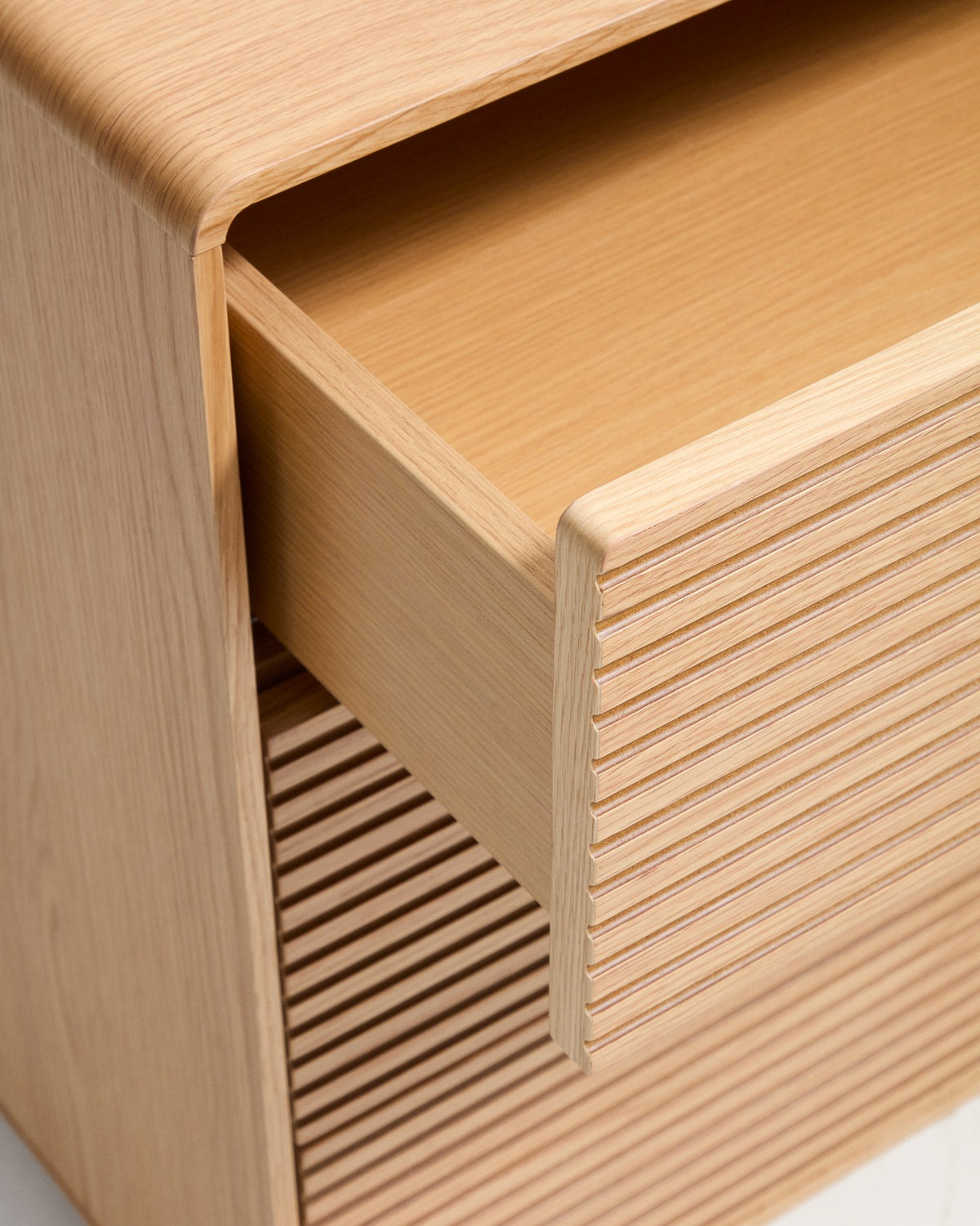Braune Kommode Norlen mit 3 Schubladen aus Eichenfurnier und MDF, abgerundete Ecken, Griffe aus gebürstetem Edelstahl, Stellfüssen.