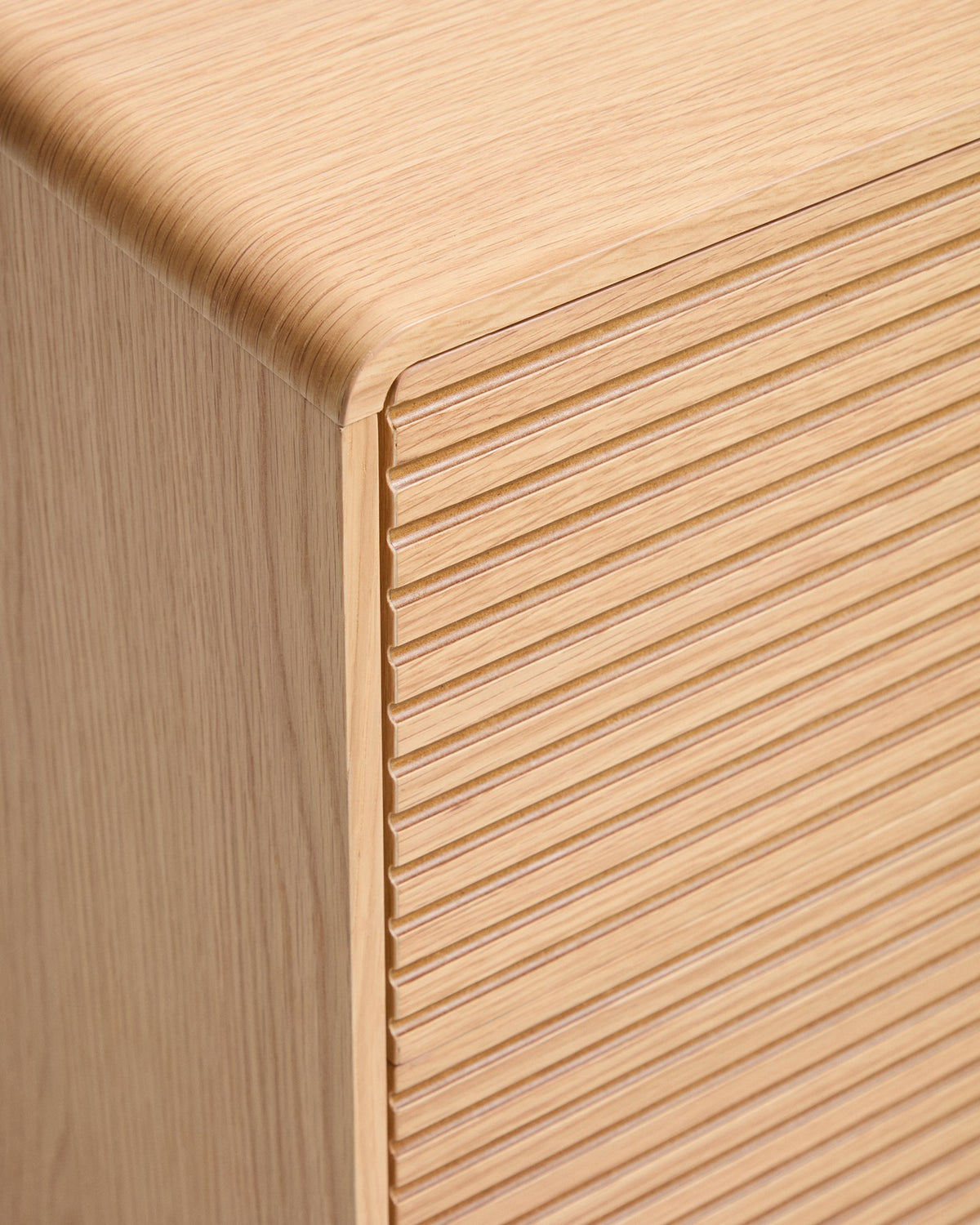 Braune Kommode Norlen mit 3 Schubladen aus Eichenfurnier und MDF, abgerundete Ecken, Griffe aus gebürstetem Edelstahl, Stellfüssen.