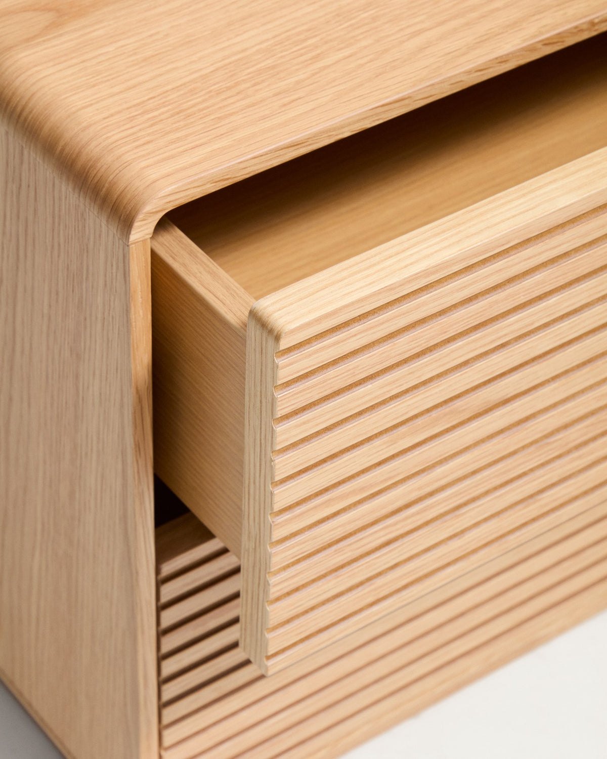 Nachttisch Norlen von Kave Home in Eichenfurnier mit naturfarbenem Finish, zwei Schubladen und satinierten Metallgriffen.