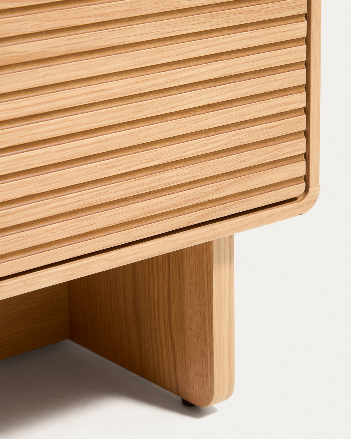 Nachttisch Norlen von Kave Home in Eichenfurnier mit naturfarbenem Finish, zwei Schubladen und satinierten Metallgriffen.