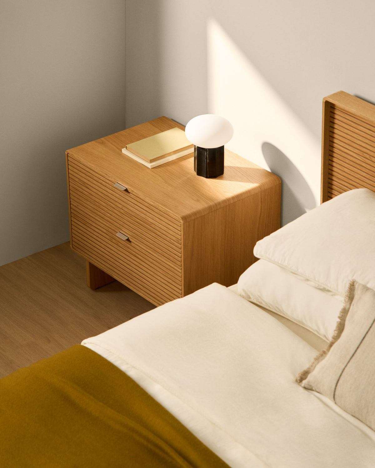Nachttisch Norlen von Kave Home in Eichenfurnier mit naturfarbenem Finish, zwei Schubladen und satinierten Metallgriffen.