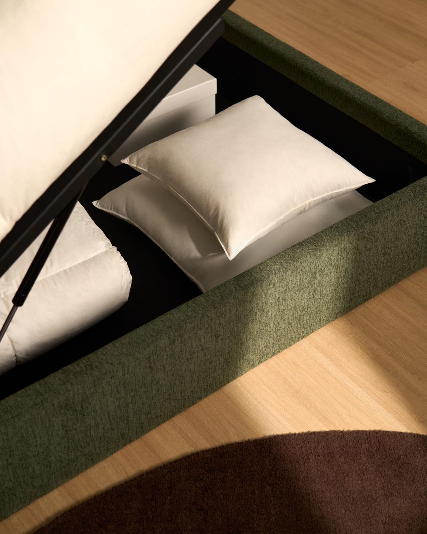 Bett mit klappbarem Bettkasten Darnela in moosgrüner Chenille für Matratzen 160 x 200 cm in Grün präsentiert im Onlineshop von KAQTU Design AG. Bett ist von Kave Home