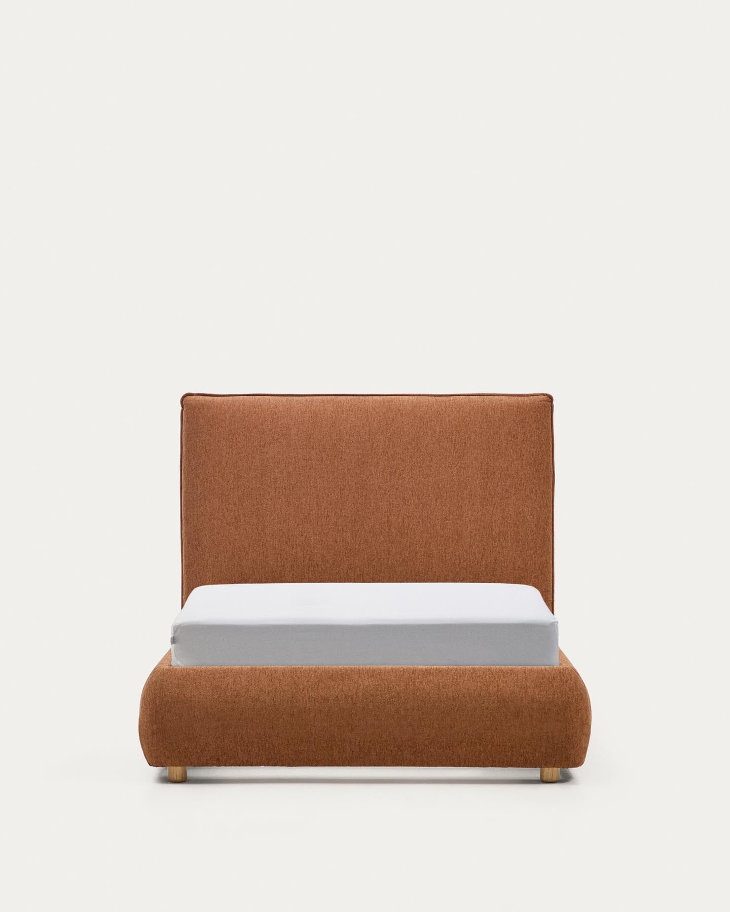 Bett Elerio mit dezent kupferfarbener Chenille für Matratzengrösse 90 x 200 cm in Terrakotta präsentiert im Onlineshop von KAQTU Design AG. Bett ist von Kave Home