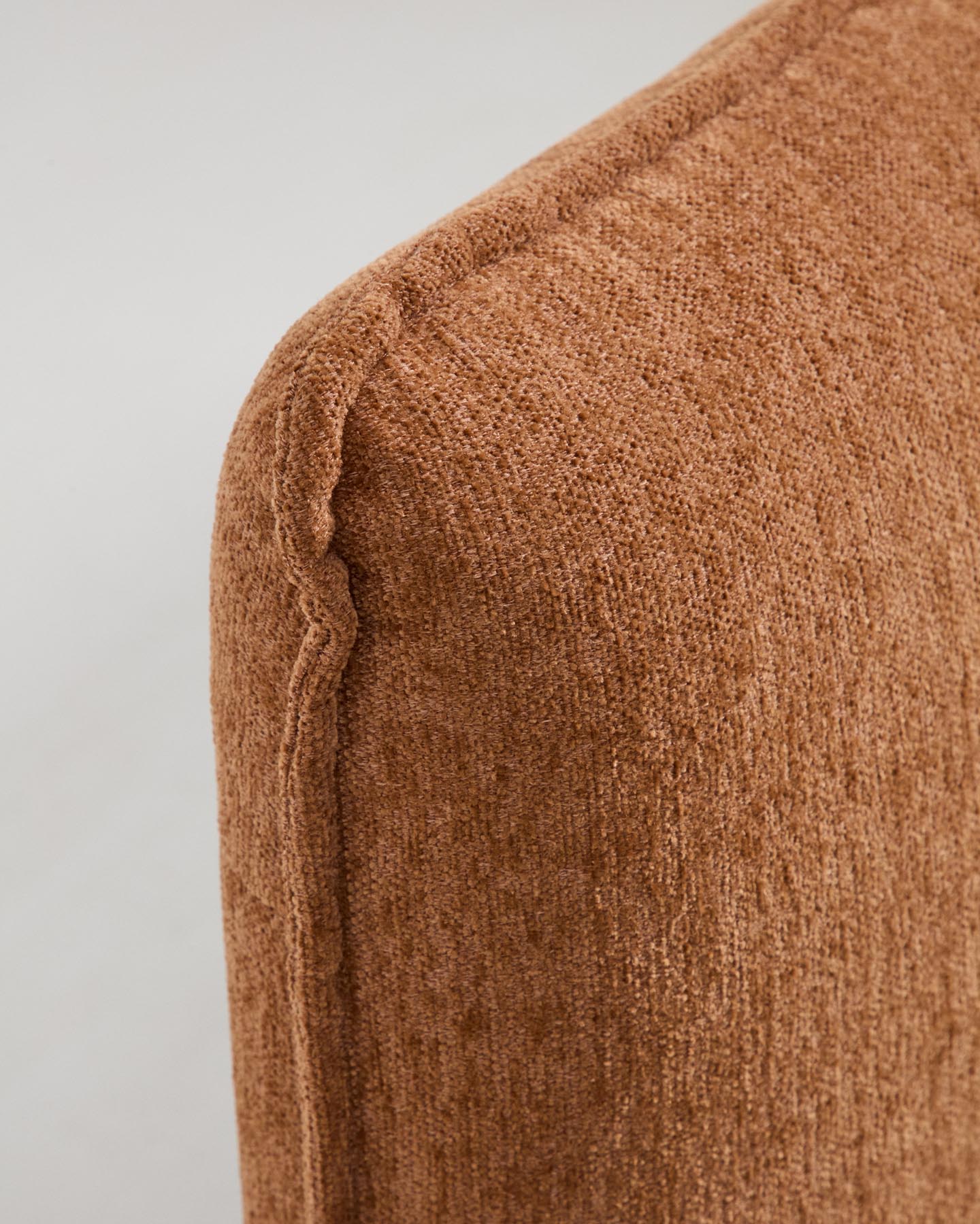 Bett Elerio mit dezent kupferfarbener Chenille für Matratzengrösse 90 x 200 cm in Terrakotta präsentiert im Onlineshop von KAQTU Design AG. Bett ist von Kave Home