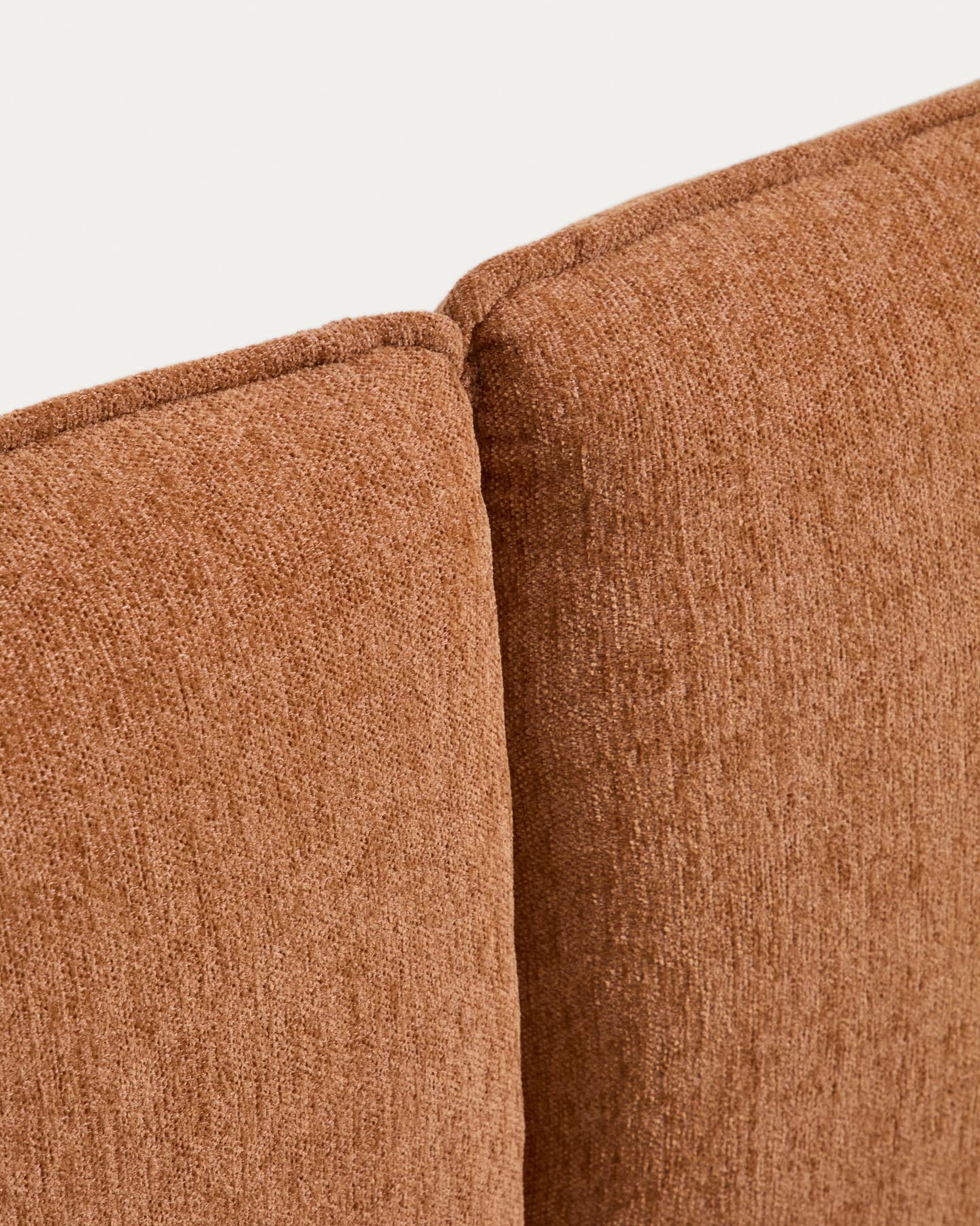 Bett Elerio mit kupferfarbener Chenille für Matratzengrösse 150 x 200 cm in Terrakotta präsentiert im Onlineshop von KAQTU Design AG. Bett ist von Kave Home