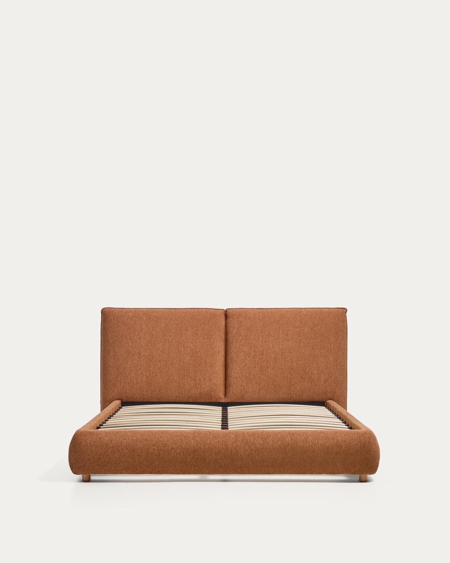 Bett Elerio mit kupferfarbener Chenille für Matratzengrösse 150 x 200 cm in Terrakotta präsentiert im Onlineshop von KAQTU Design AG. Bett ist von Kave Home