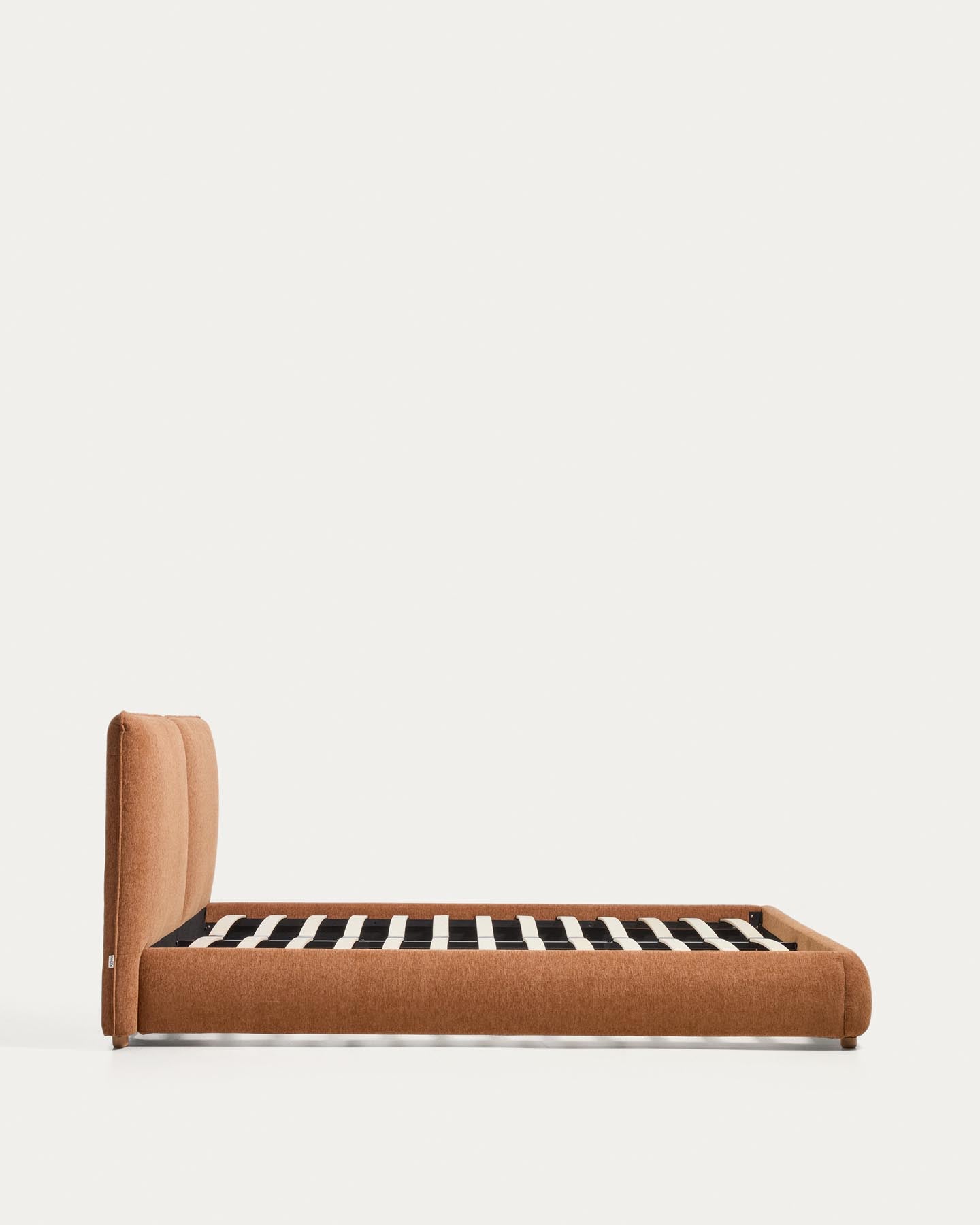 Bett Elerio mit kupferfarbener Chenille für Matratzengrösse 150 x 200 cm in Terrakotta präsentiert im Onlineshop von KAQTU Design AG. Bett ist von Kave Home