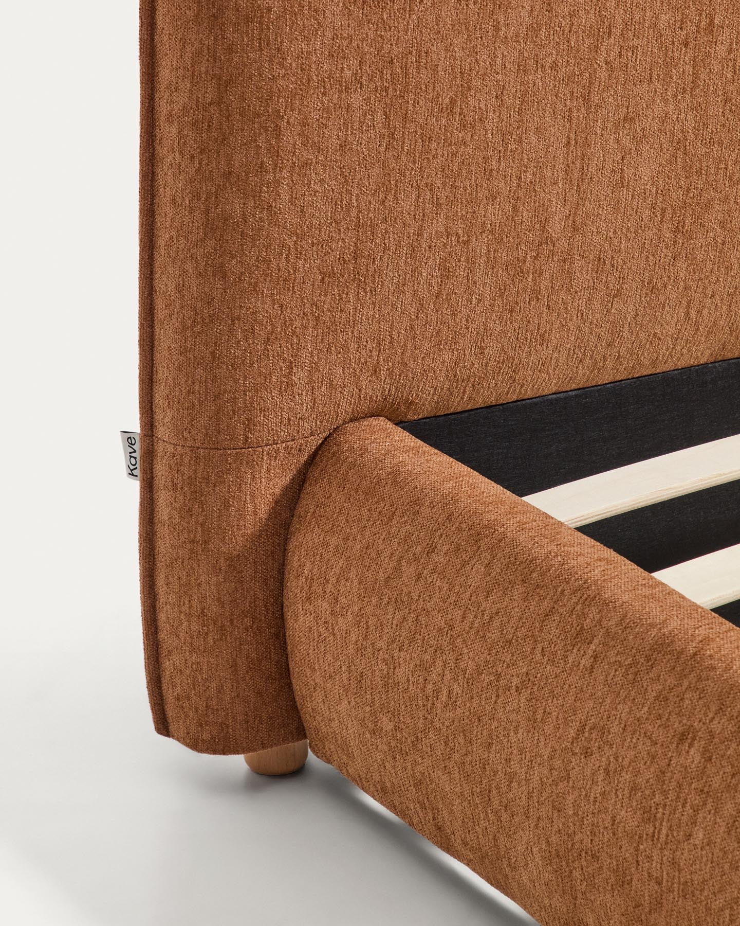 Bett Elerio mit kupferfarbener Chenille für Matratzengrösse 160 x 200 cm in Terrakotta präsentiert im Onlineshop von KAQTU Design AG. Bett ist von Kave Home