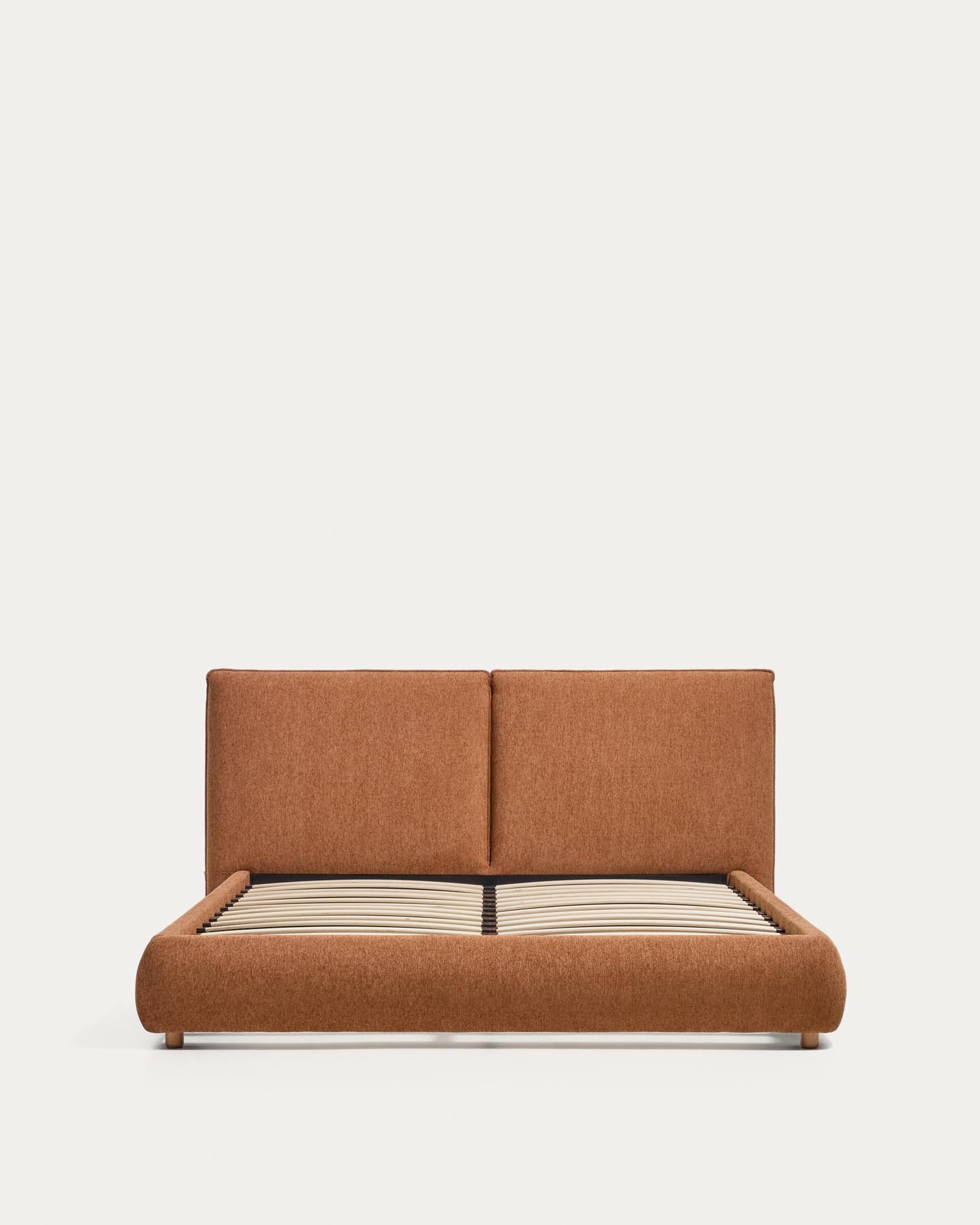 Bett Elerio mit kupferfarbener Chenille für Matratzengrösse 160 x 200 cm in Terrakotta präsentiert im Onlineshop von KAQTU Design AG. Bett ist von Kave Home
