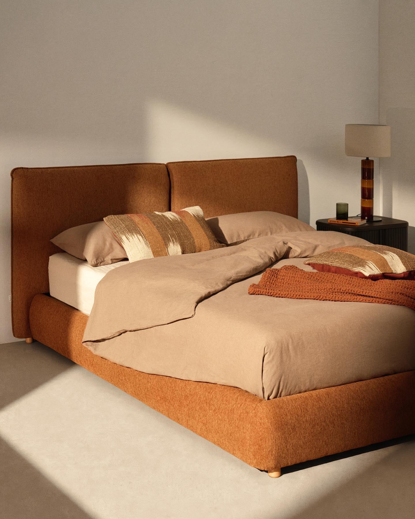 Bett Elerio mit kupferfarbener Chenille für Matratzengrösse 160 x 200 cm in Terrakotta präsentiert im Onlineshop von KAQTU Design AG. Bett ist von Kave Home