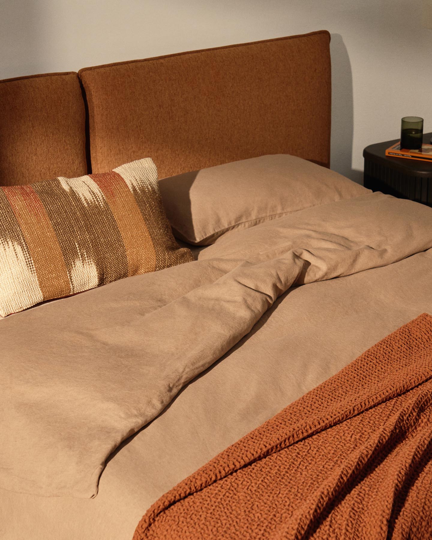 Bett Elerio mit kupferfarbener Chenille für Matratzengrösse 160 x 200 cm in Terrakotta präsentiert im Onlineshop von KAQTU Design AG. Bett ist von Kave Home
