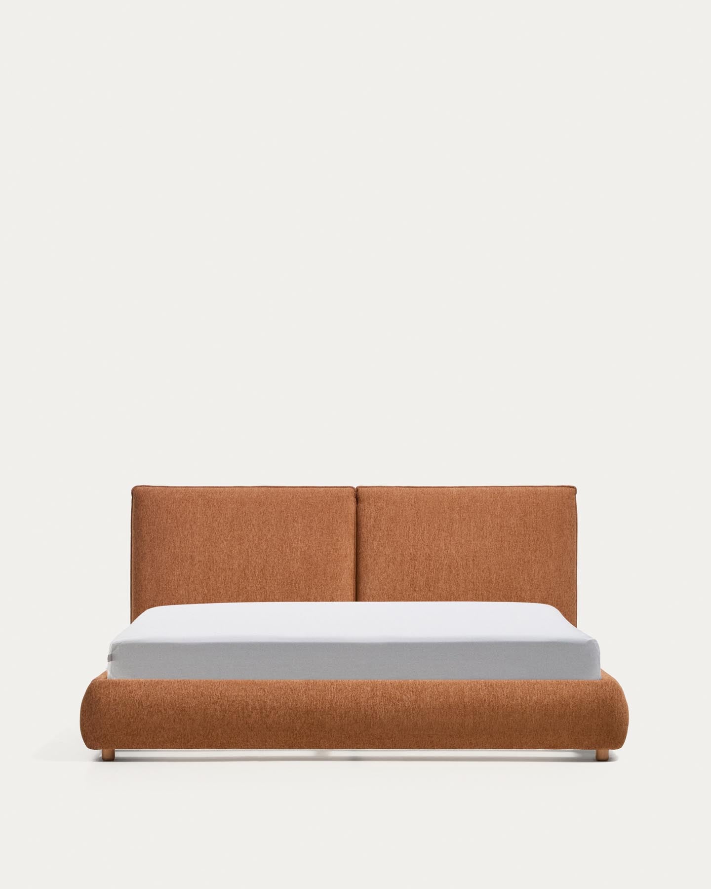 Bett Elerio mit kupferfarbener Chenille für Matratzengrösse 180 x 200 cm in Terrakotta präsentiert im Onlineshop von KAQTU Design AG. Bett ist von Kave Home