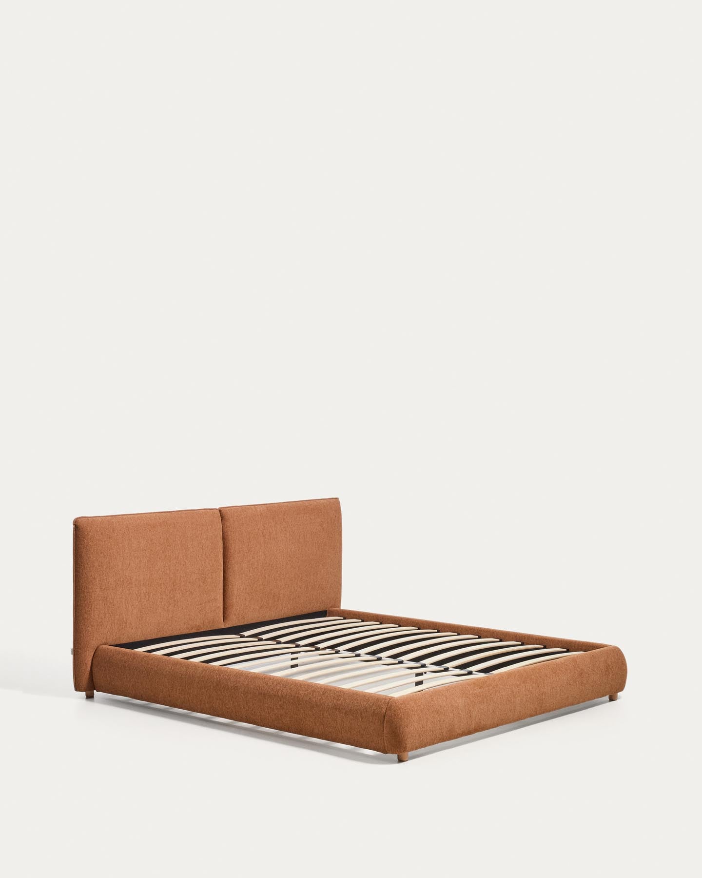 Bett Elerio mit kupferfarbener Chenille für Matratzengrösse 180 x 200 cm in Terrakotta präsentiert im Onlineshop von KAQTU Design AG. Bett ist von Kave Home