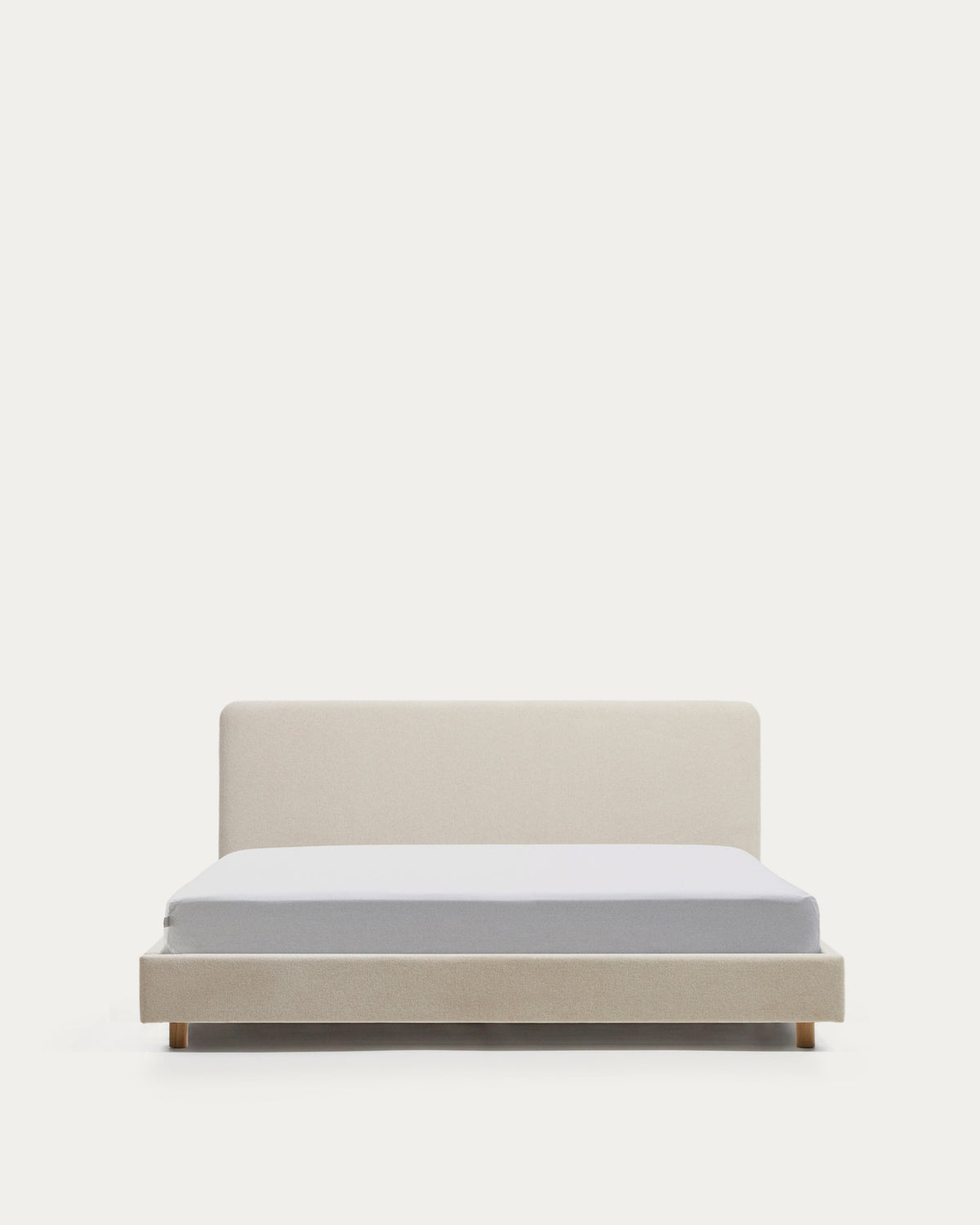 Polsterbett Selven von Kave Home in Beige mit geschwungenem Kopfteil, Chenille-Bezug, Gestell aus Holz und Eisen, Beine aus massivem Buchenholz