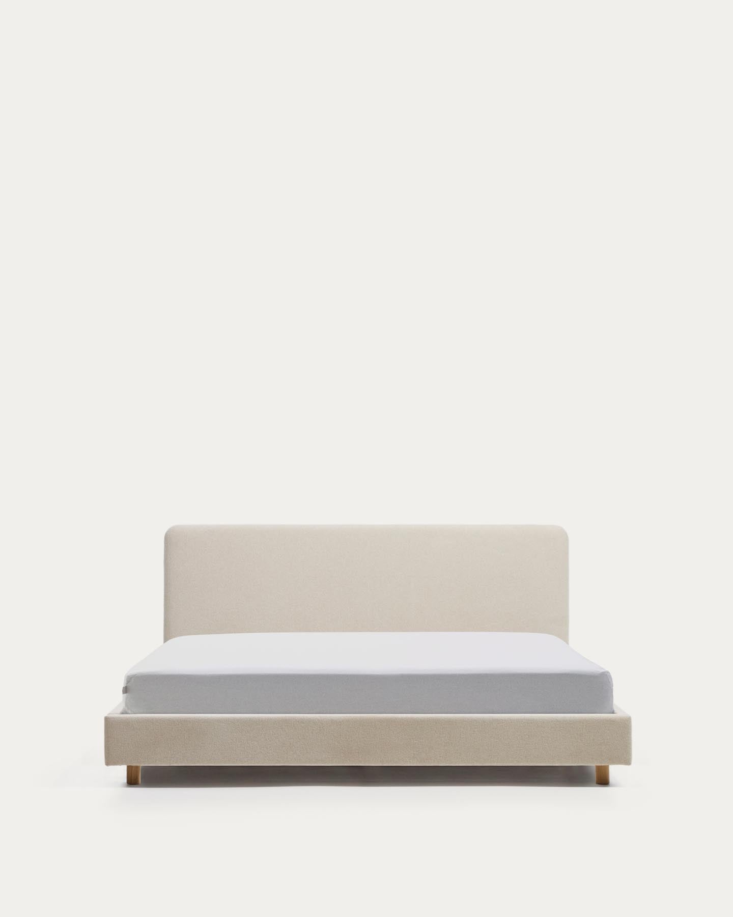 Bett Selven in beiger Chenille für Matratzen 150 x 200 cm in Beige präsentiert im Onlineshop von KAQTU Design AG. Bett ist von Kave Home