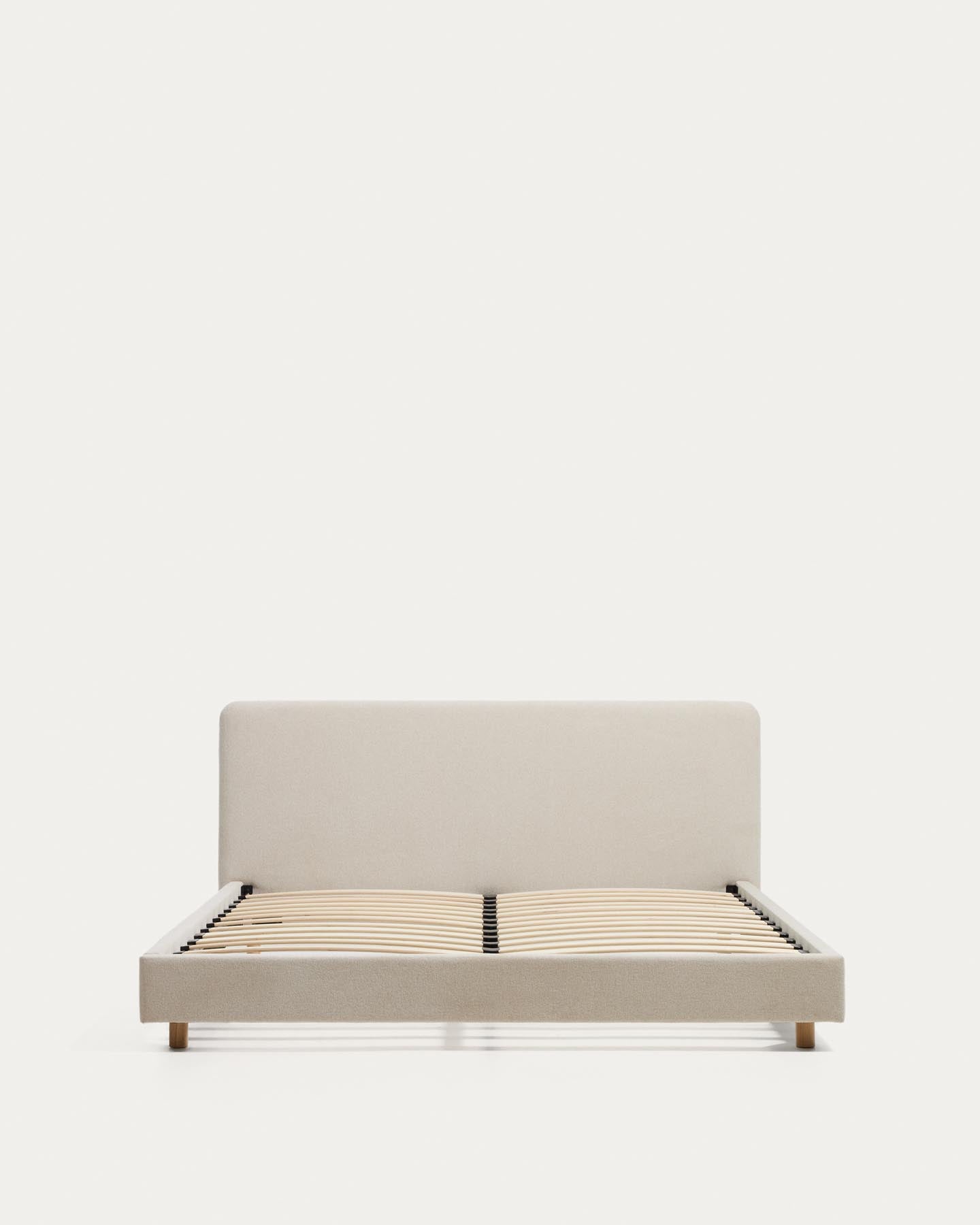 Bett Selven in beiger Chenille für Matratzen 150 x 200 cm in Beige präsentiert im Onlineshop von KAQTU Design AG. Bett ist von Kave Home