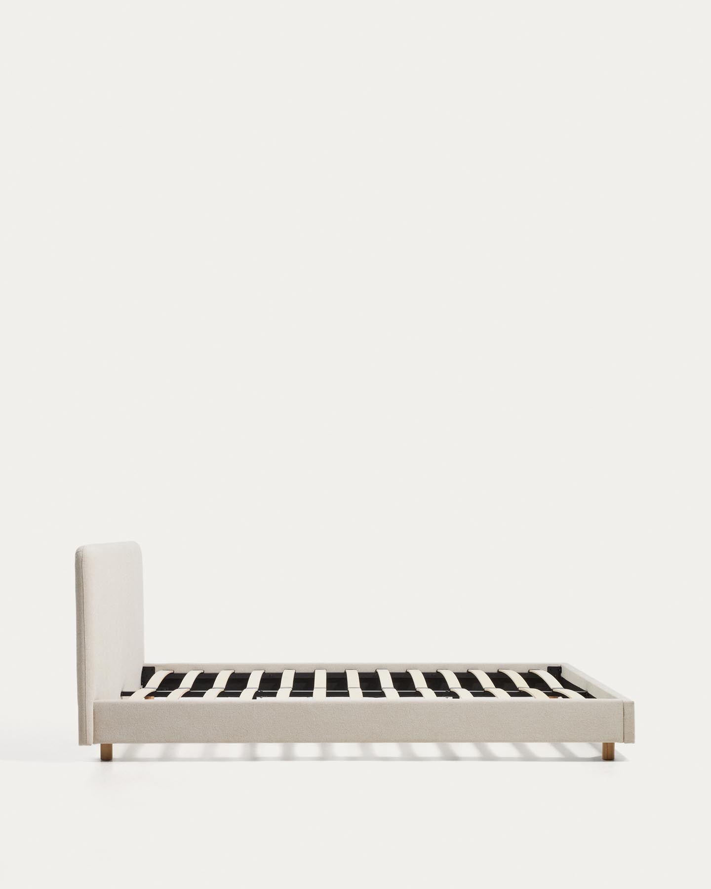 Bett Selven in beiger Chenille für Matratzen 150 x 200 cm in Beige präsentiert im Onlineshop von KAQTU Design AG. Bett ist von Kave Home