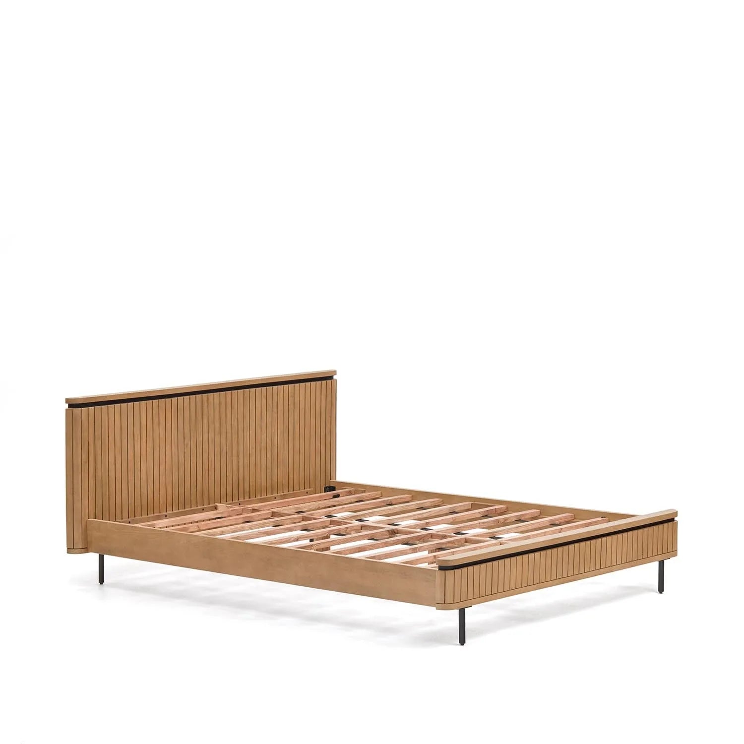 Licia Bett aus massivem Mangoholz und schwarz lackiertem Metall für Matratze von 160 x 200 in Natur präsentiert im Onlineshop von KAQTU Design AG. Bett ist von Kave Home