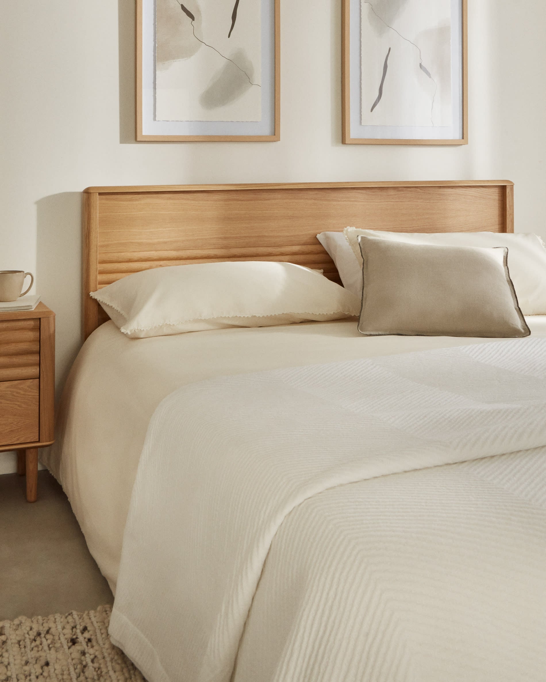Elegantes Lenon Bett aus Eichenholz und Furnier, passend für 160x200 cm Matratzen, FSC-zertifiziert, von Kave Home.