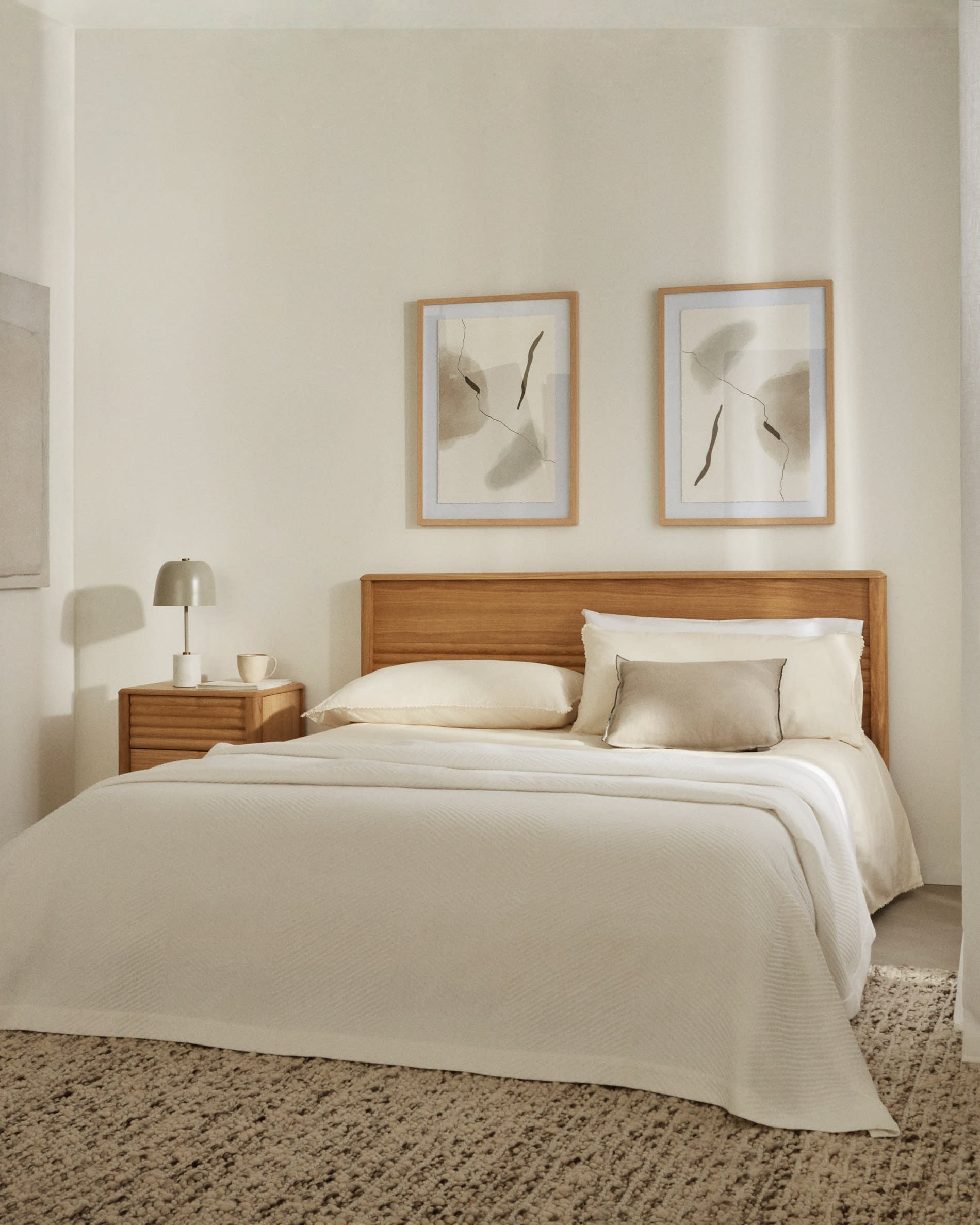 Elegantes Lenon Bett aus Eichenholz und Furnier, perfekt für 160x200 cm Matratzen. Nachhaltig produziert und FSC-zertifiziert von Kave Home.