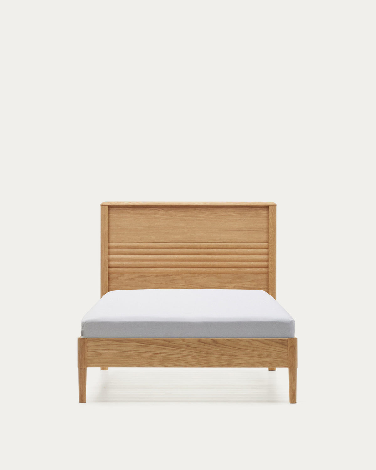 Lenon Bett aus Eichenholz und Eichenfurnier für Matratze von 90 x 200 cm FSC MIX Credit in Natur präsentiert im Onlineshop von KAQTU Design AG. Bett ist von Kave Home