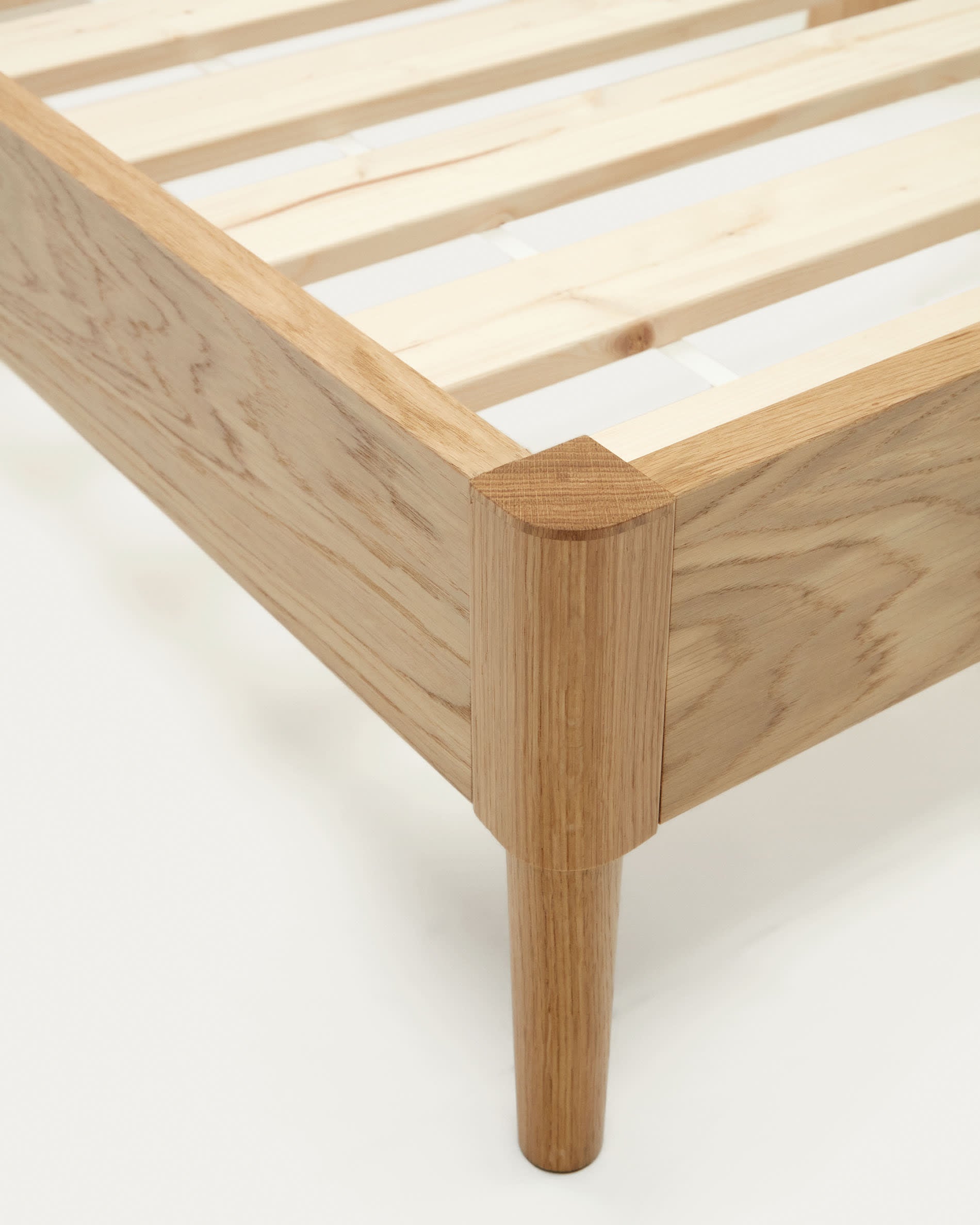 Elegantes Lenon Bett aus Eichenholz und Furnier, perfekt für 90 x 200 cm Matratzen. Nachhaltig, robust und stilvoll von Kave Home.