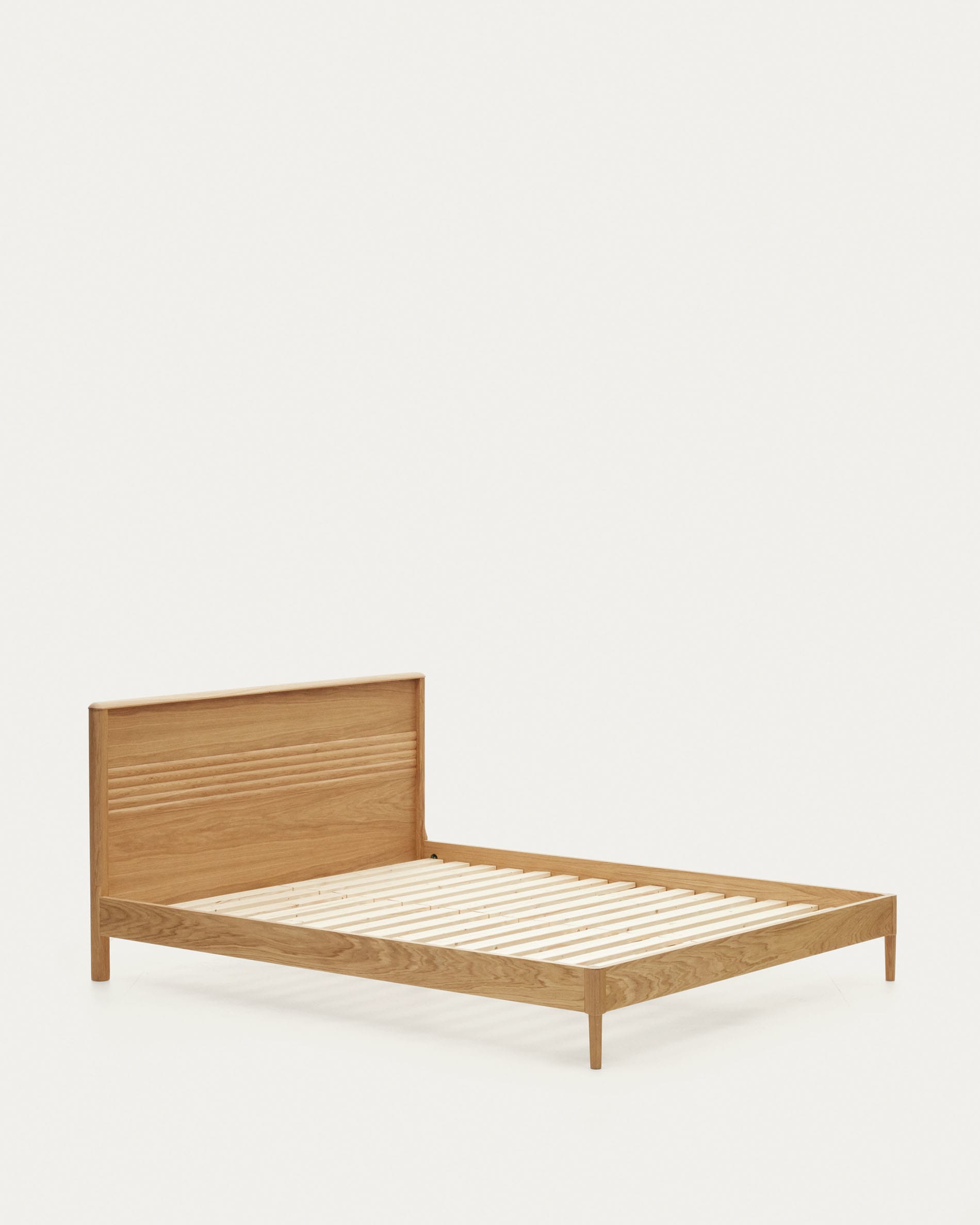 Hochwertiges Lenon Bett aus Eichenholz und Furnier, ideal für 180 x 200 cm Matratzen. Stilvoll, nachhaltig und robust – ein Blickfang für jedes Schlafzimmer.