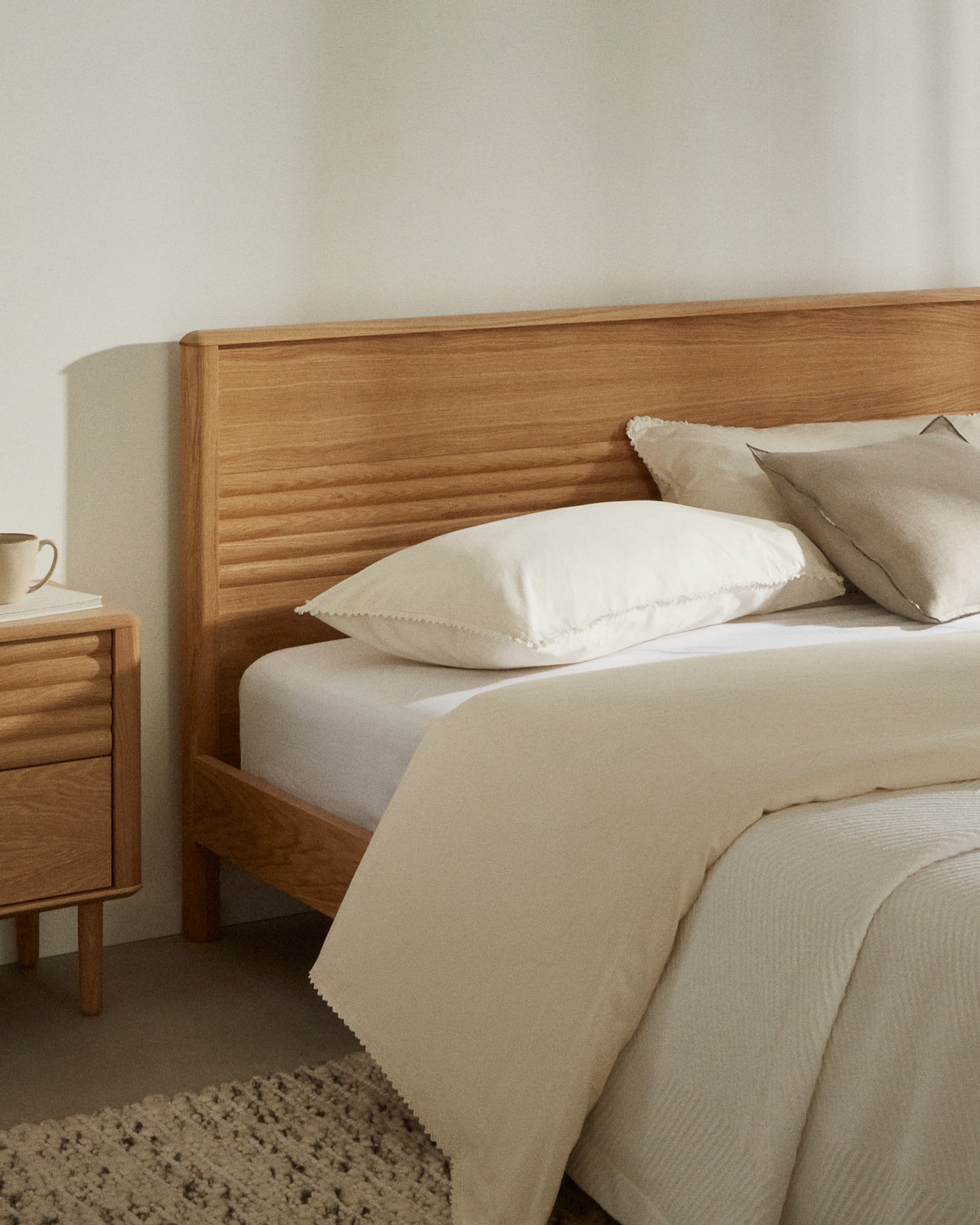 Elegantes Lenon Bett aus hochwertigem Eichenholz und Furnier, ideal für 180 x 200 cm Matratzen. Nachhaltig und stilvoll von Kave Home.