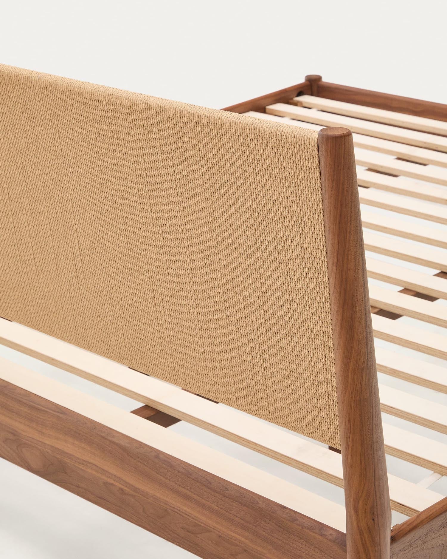 Entdecken Sie das Bett Elan von Kave Home: Hochwertiges Walnussholz, handgefertigte Seildetails und großzügige Liegefläche für besten Schlafkomfort.