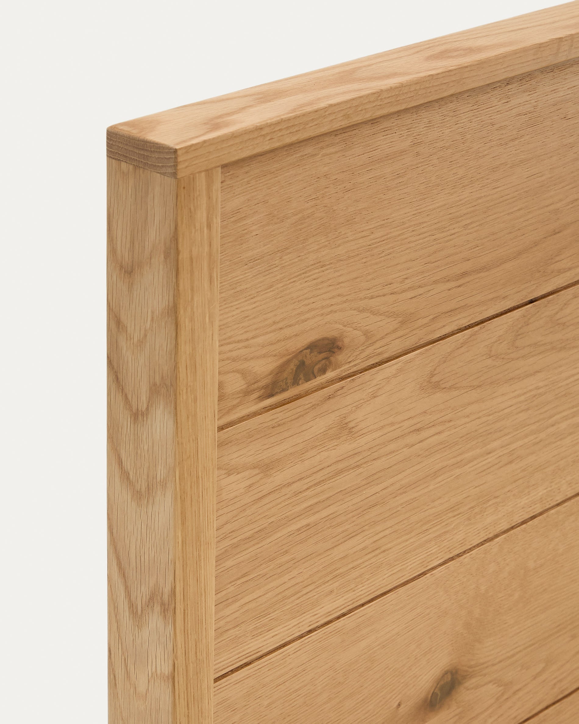 Entdecken Sie das stilvolle Bett Alguema von Kave Home, gefertigt aus robustem Eichenfurnier mit einem warmen, naturfarbenen Finish für 160 x 200 cm Matratzen.
