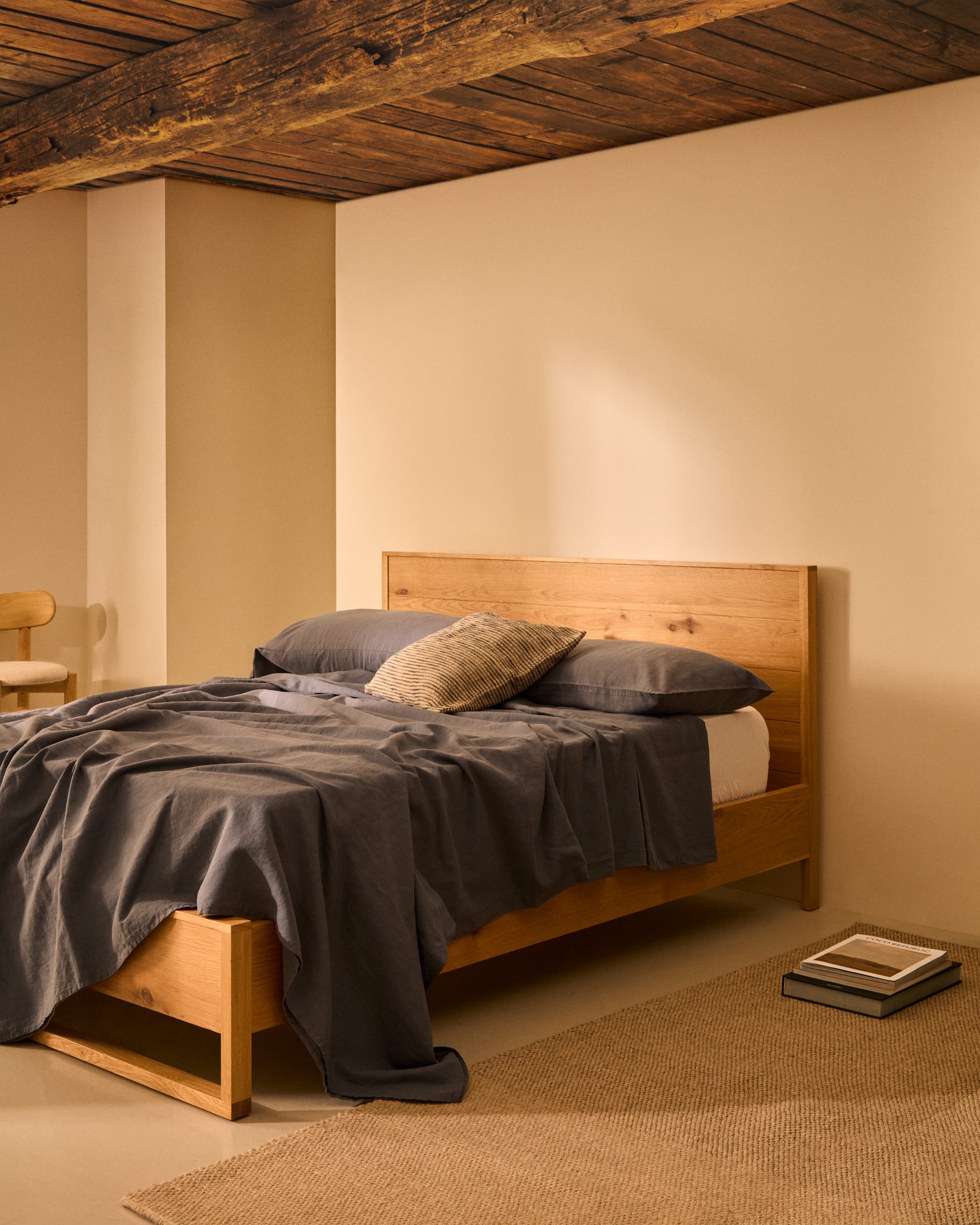 Bett Alguema aus Eichenfurnier mit naturfarbenem Finish für 160 x 200 cm grosse Matratze