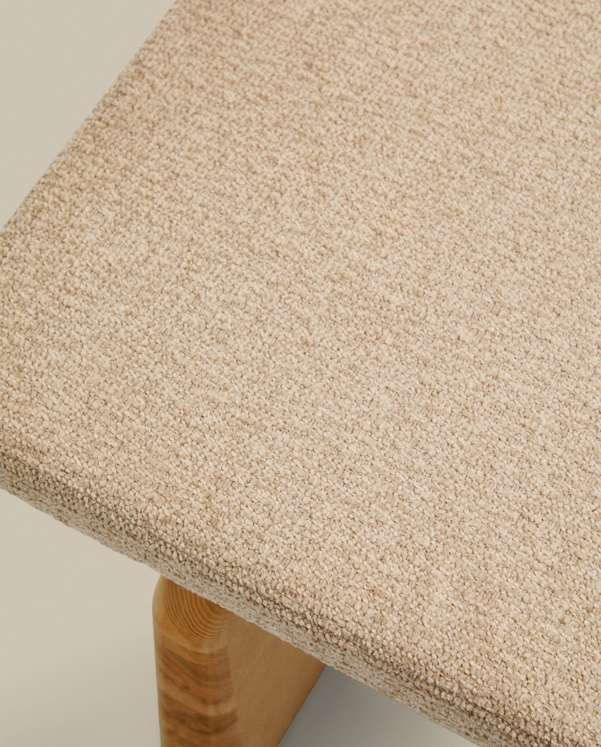 Daybed Topaz aus beigefarbenem Chenille und massivem Eschenholz mit natürlichem Finish 200 cm FSC 100% in Beige präsentiert im Onlineshop von KAQTU Design AG. Tagesbett ist von Kave Home