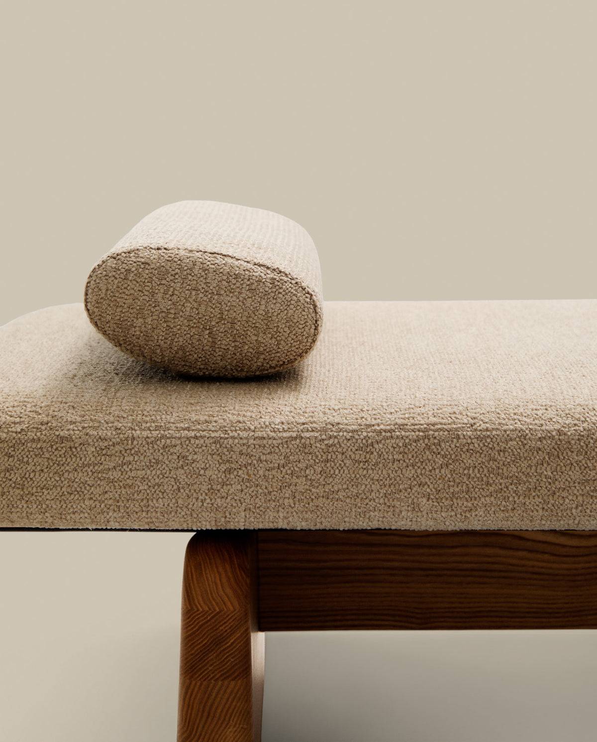 Daybed Topaz aus beigefarbenem Chenille und massivem Eschenholz mit natürlichem Finish 200 cm FSC 100% in Beige präsentiert im Onlineshop von KAQTU Design AG. Tagesbett ist von Kave Home