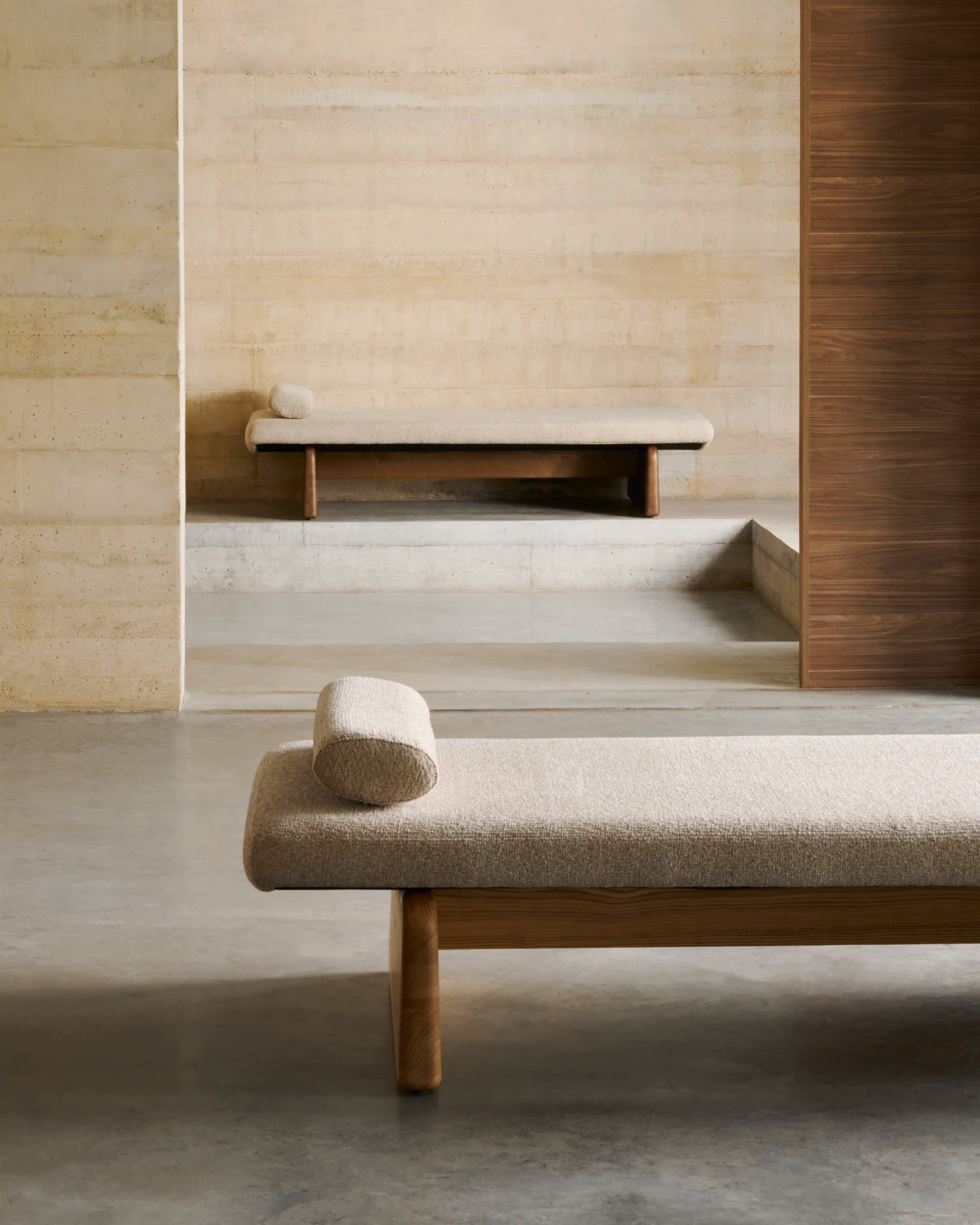 Elegantes Daybed Topaz, 200 cm, aus beigem Chenille und FSC-zertifiziertem Eschenholz, natürliches Finish, von Kave Home.