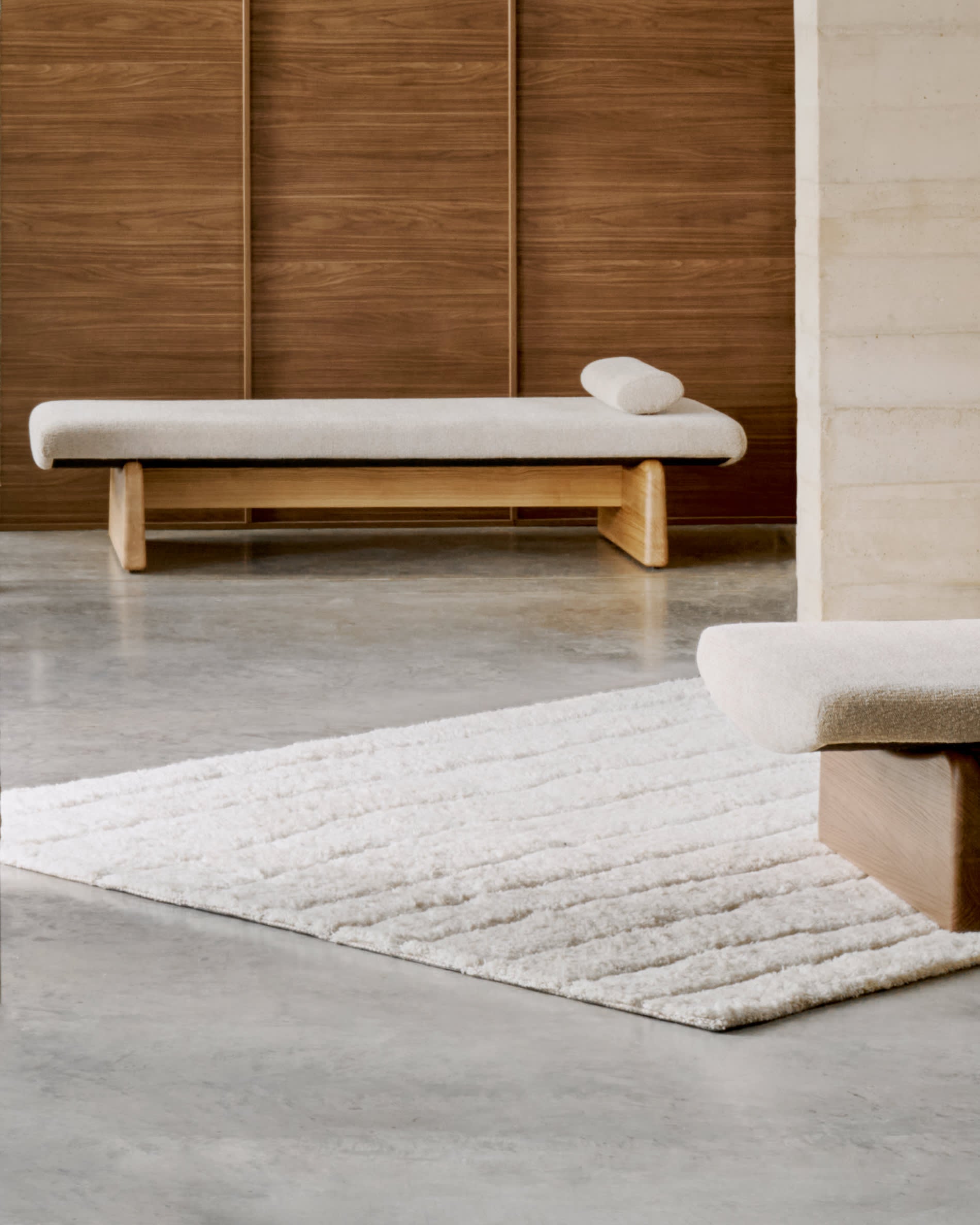 Daybed Topaz, 200 cm, aus beigem Chenille und FSC-zertifiziertem Eschenholz mit natürlichem Finish, von Kave Home.