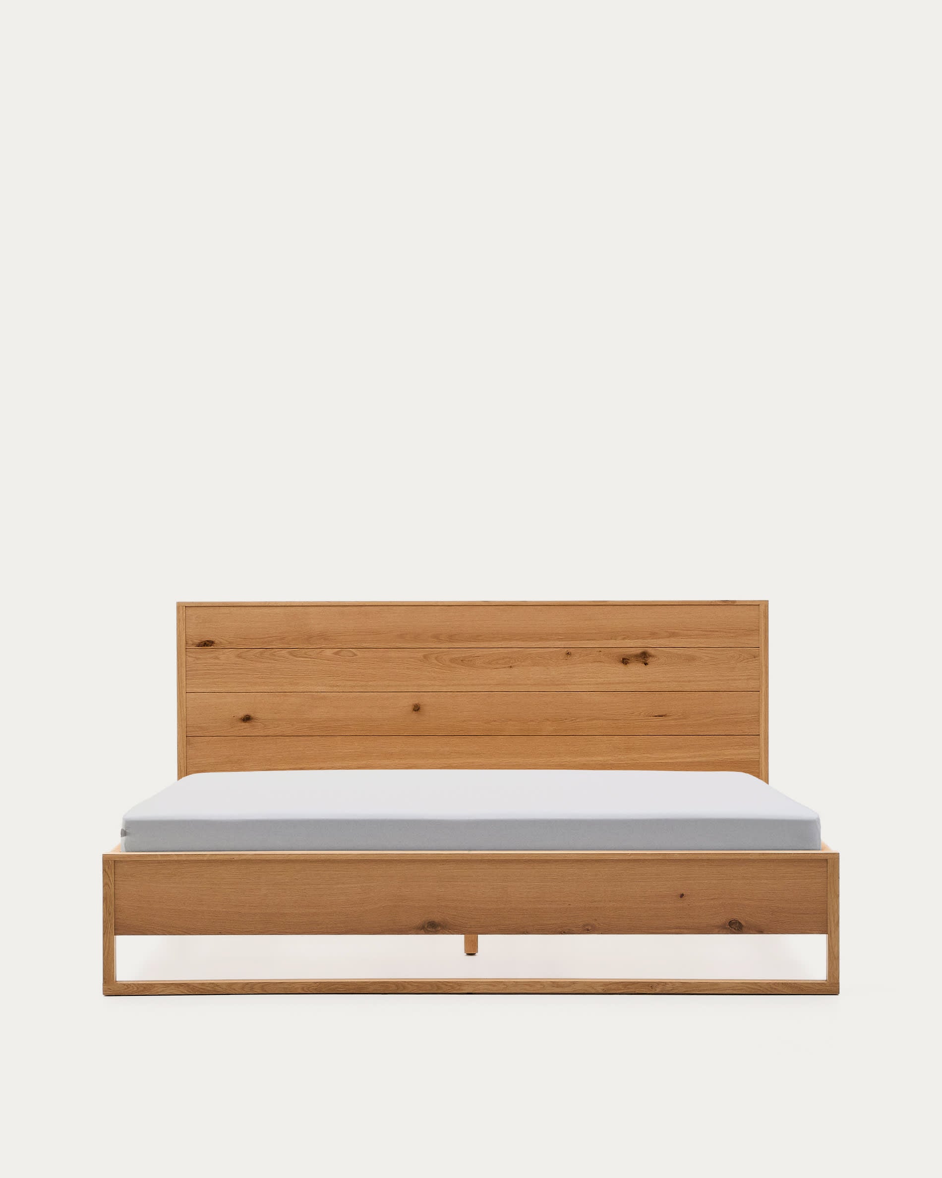 Elegantes Bett Alguema aus Eichenfurnier, 180x200 cm, naturfarbenes Finish, robust und zeitlos für erholsame Nächte.