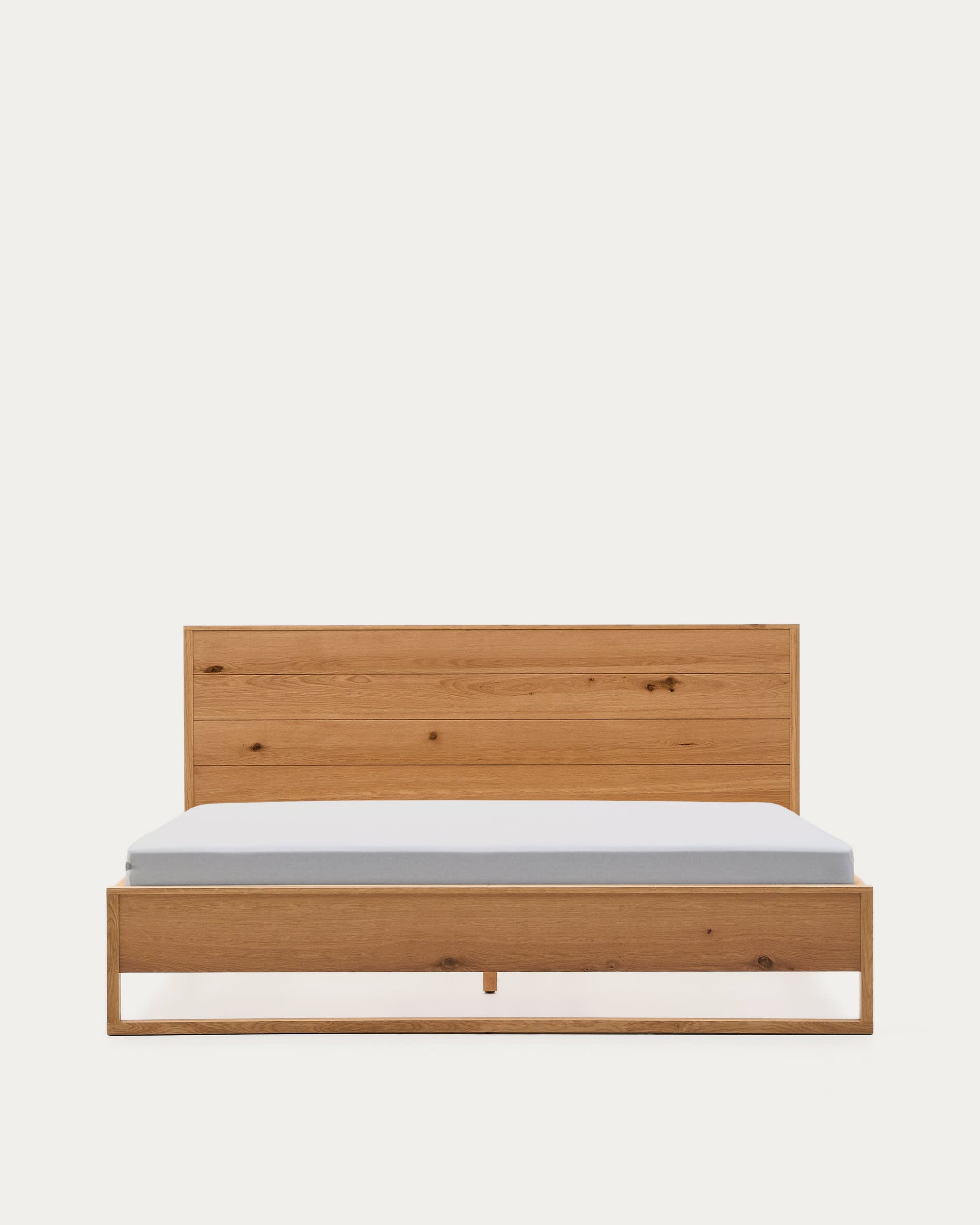 Bett Alguema aus Eichenfurnier mit naturfarbenem Finish für 180 x 200 cm grosse Matratze