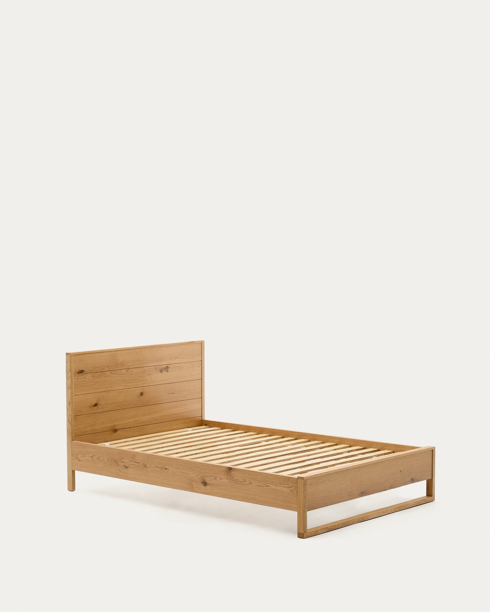 Elegantes Bett aus Eichenfurnier, 90x190 cm, naturfarben. Schlichtes Design, robust und zeitlos für jedes Schlafzimmer.