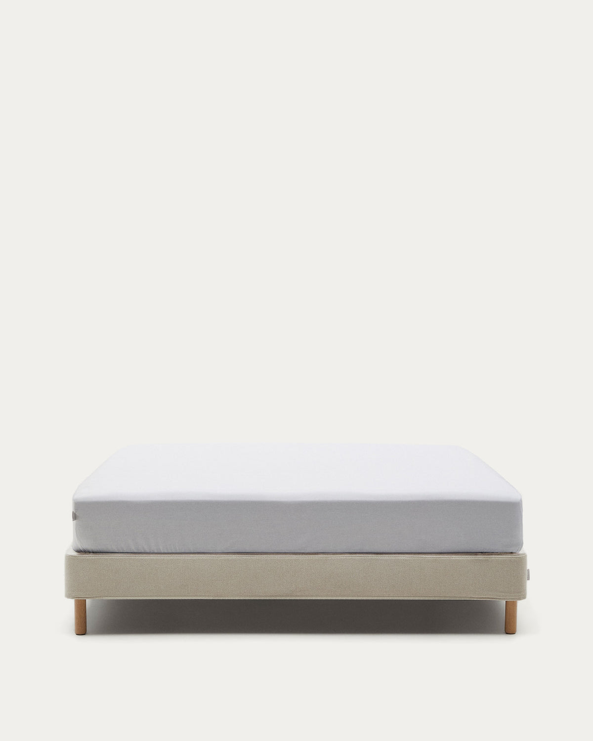 Ofelia Bettbasis mit abnehmbarem Bezug in Ecru und Füssen aus massivem Buchenholz für Matratze 150 x 190 cm FSC Mix Credit in Beige präsentiert im Onlineshop von KAQTU Design AG. Bett ist von Kave Home