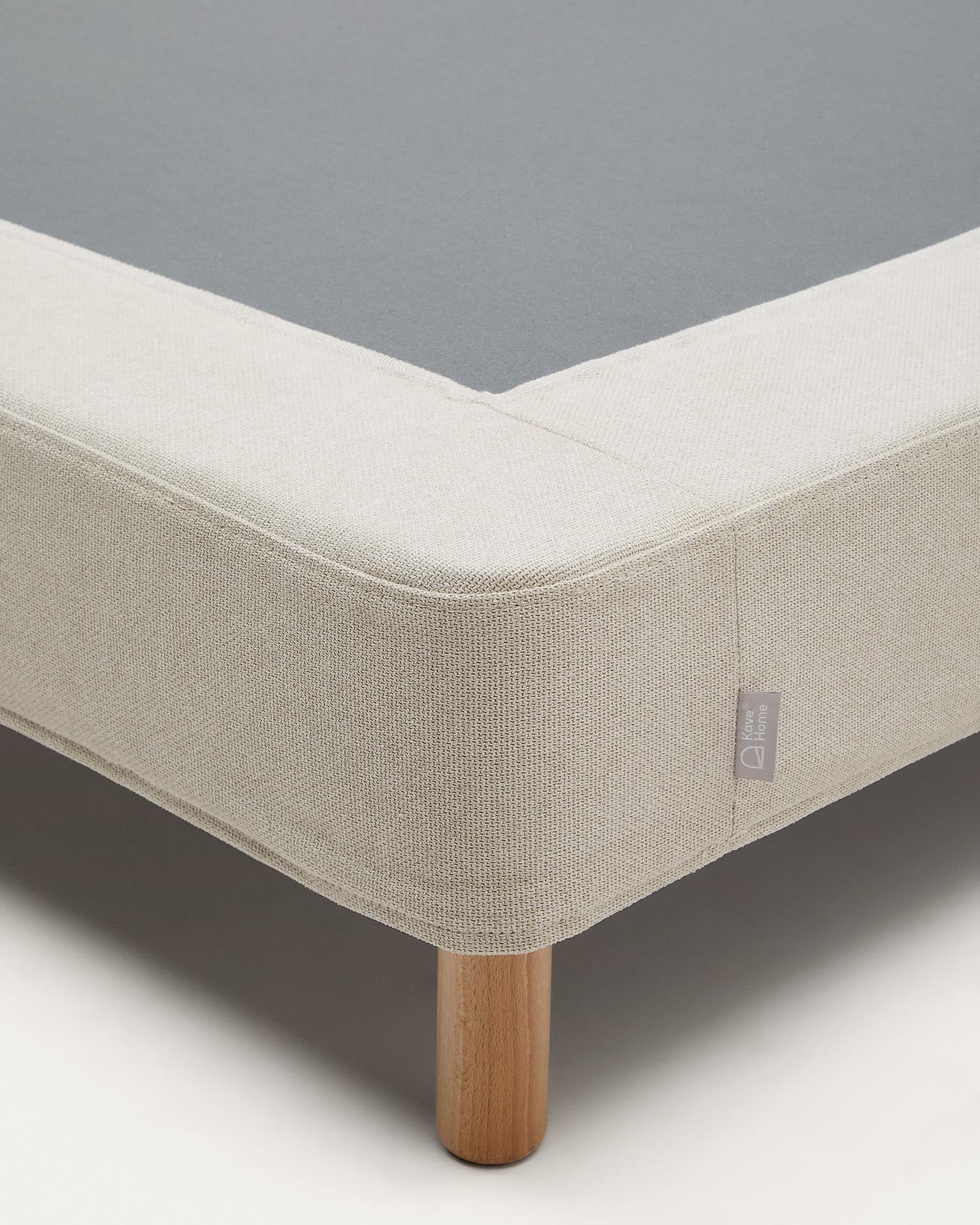 Elegantes Ofelia Bettgestell in Beige, mit abnehmbarem Bezug und stabilen Buchenholzfüßen. Ideal für 150x190 cm Matratzen, pflegeleicht und nachhaltig.
